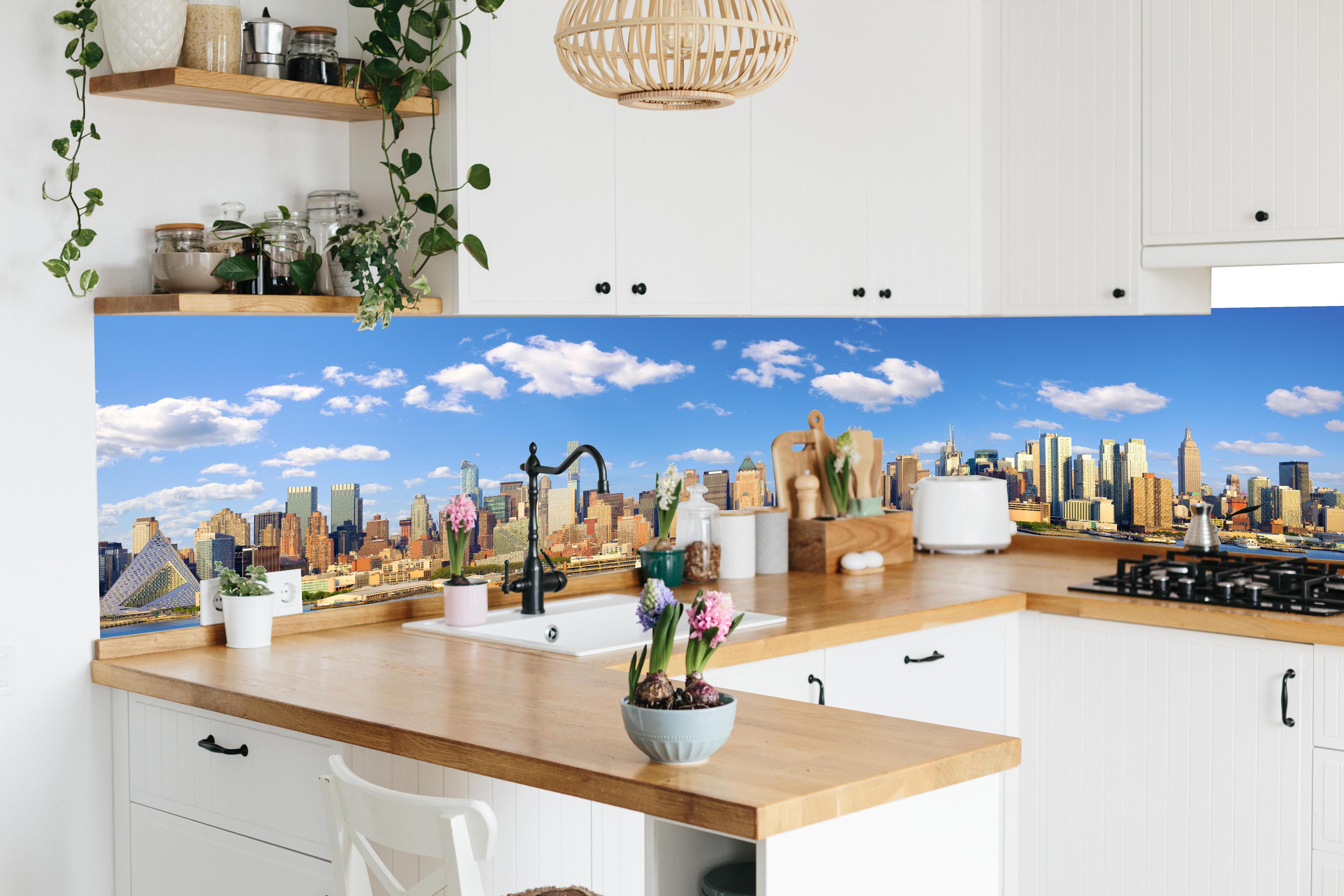 Küche - Manhattan Skyline Blau-Beige in lebendiger Küche mit bunten Blumen