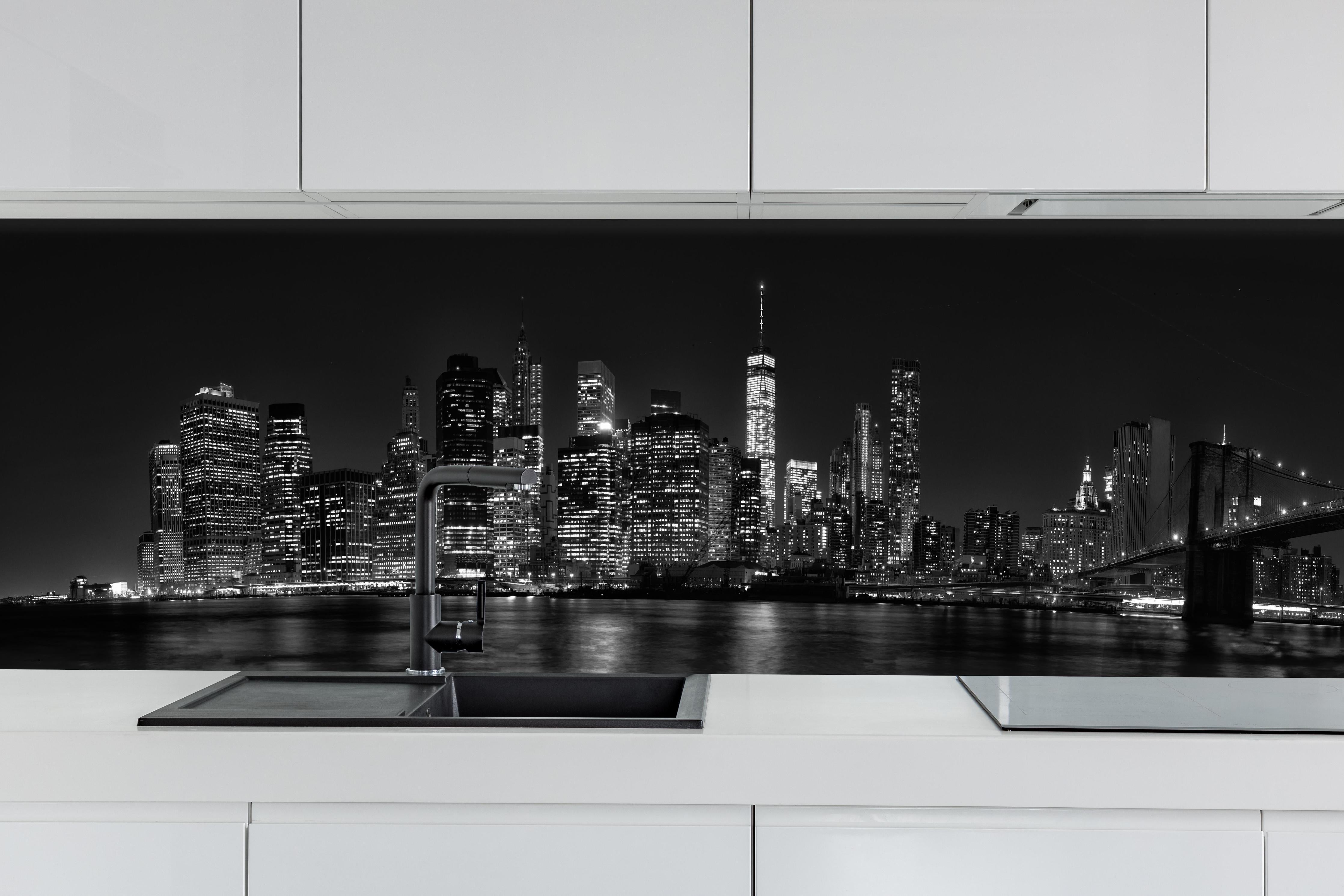 Küche - Manhattan Skyline Schwarz-Weiß hinter weißen Hochglanz-Küchenregalen und schwarzem Wasserhahn