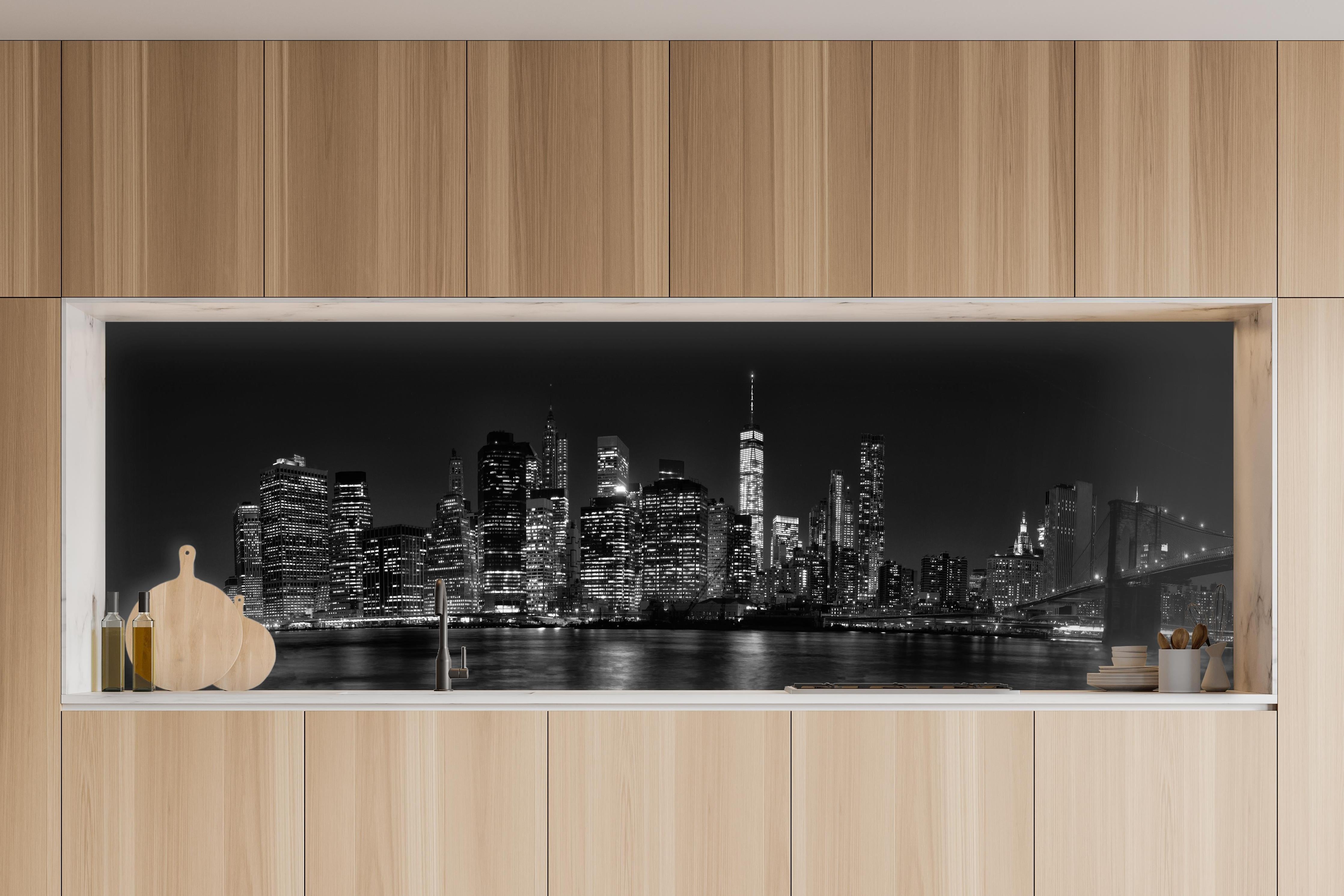 Küche - Manhattan Skyline Schwarz-Weiß in charakteristischer Vollholz-Küche mit modernem Gasherd
