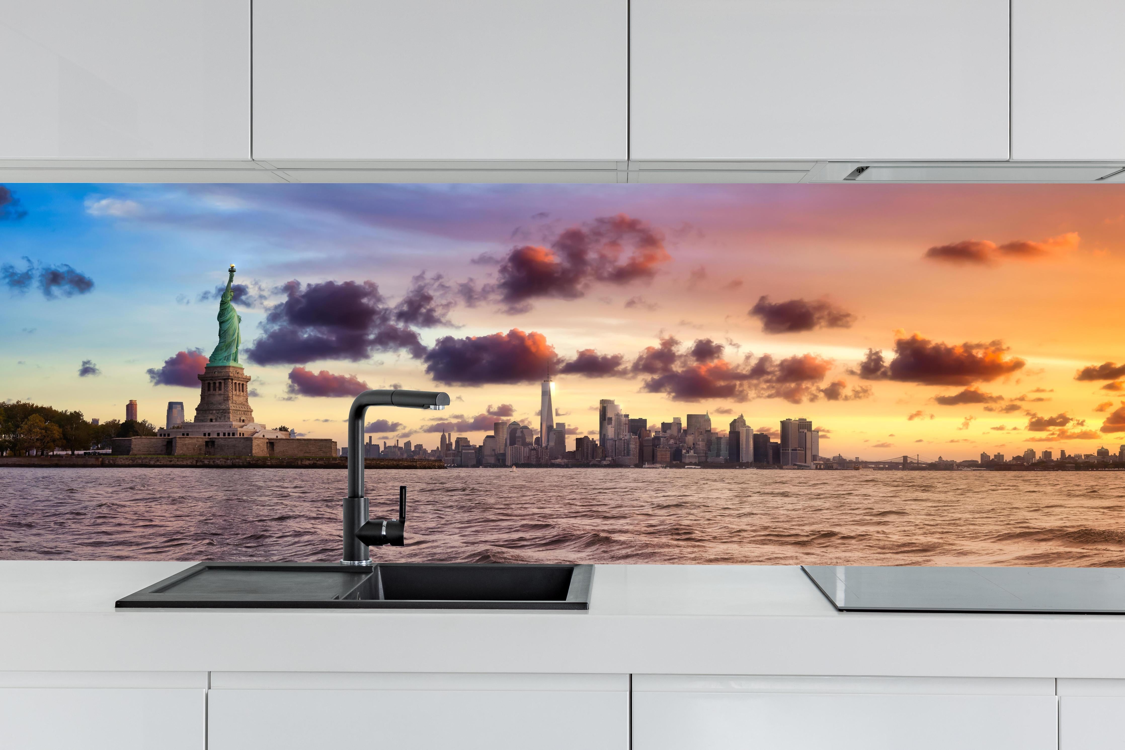Küche - Manhattan Skyline Sonnenuntergang hinter weißen Hochglanz-Küchenregalen und schwarzem Wasserhahn