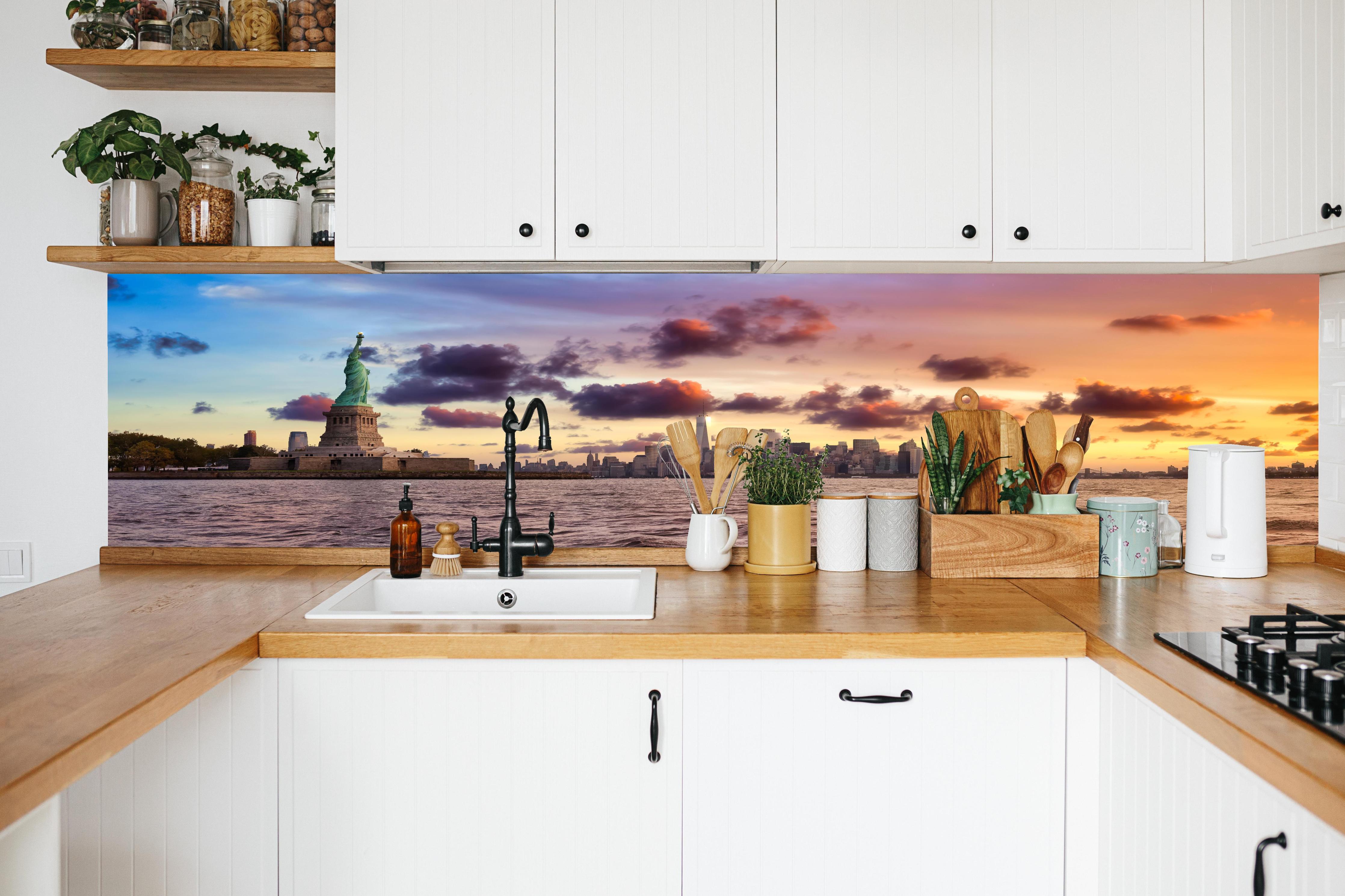 Küche - Manhattan Skyline Sonnenuntergang in weißer Küche hinter Gewürzen und Kochlöffeln aus Holz