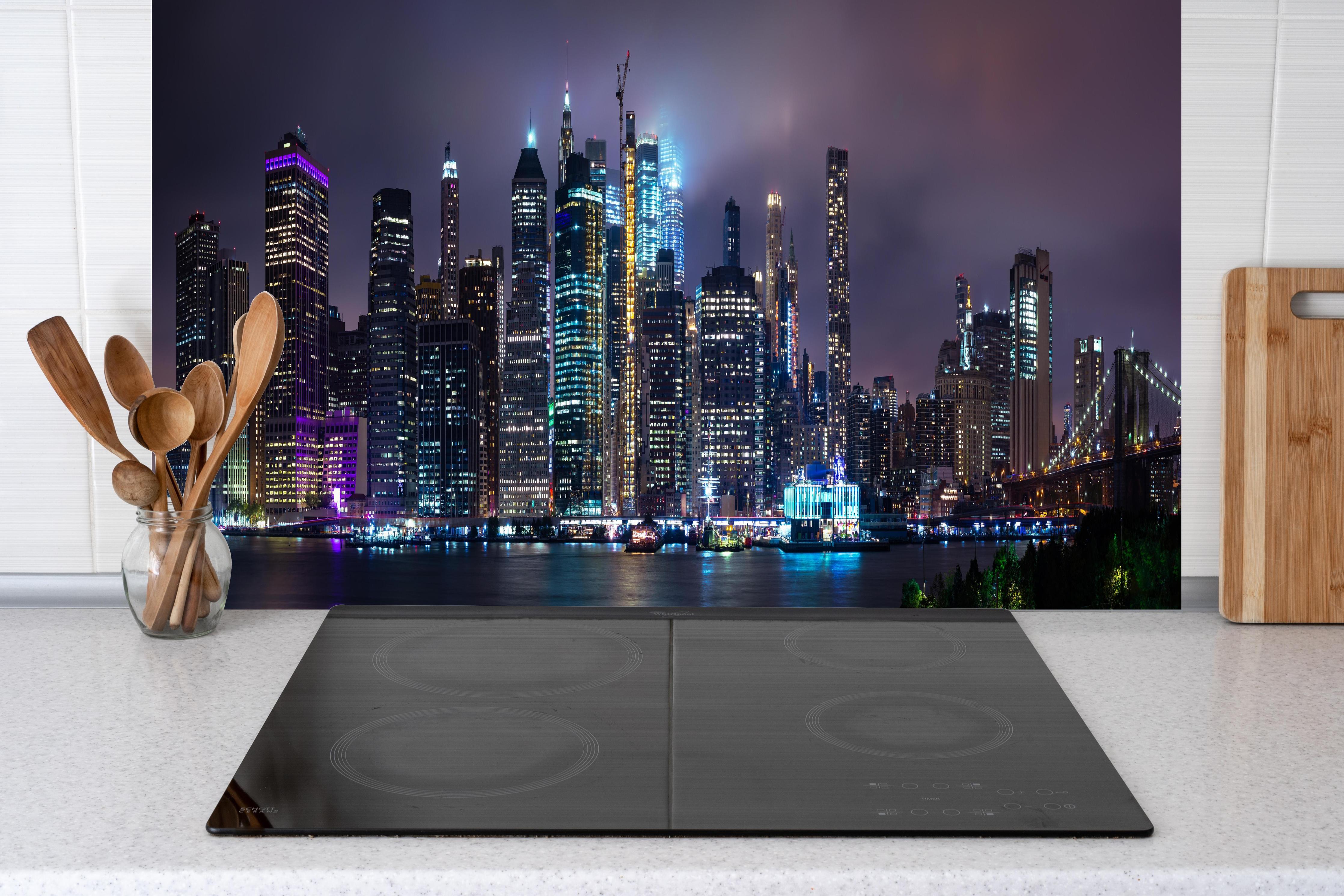 Küche - Manhattan Skyline – Stadt der Lichter hinter Cerankochfeld und Holz-Kochutensilien
