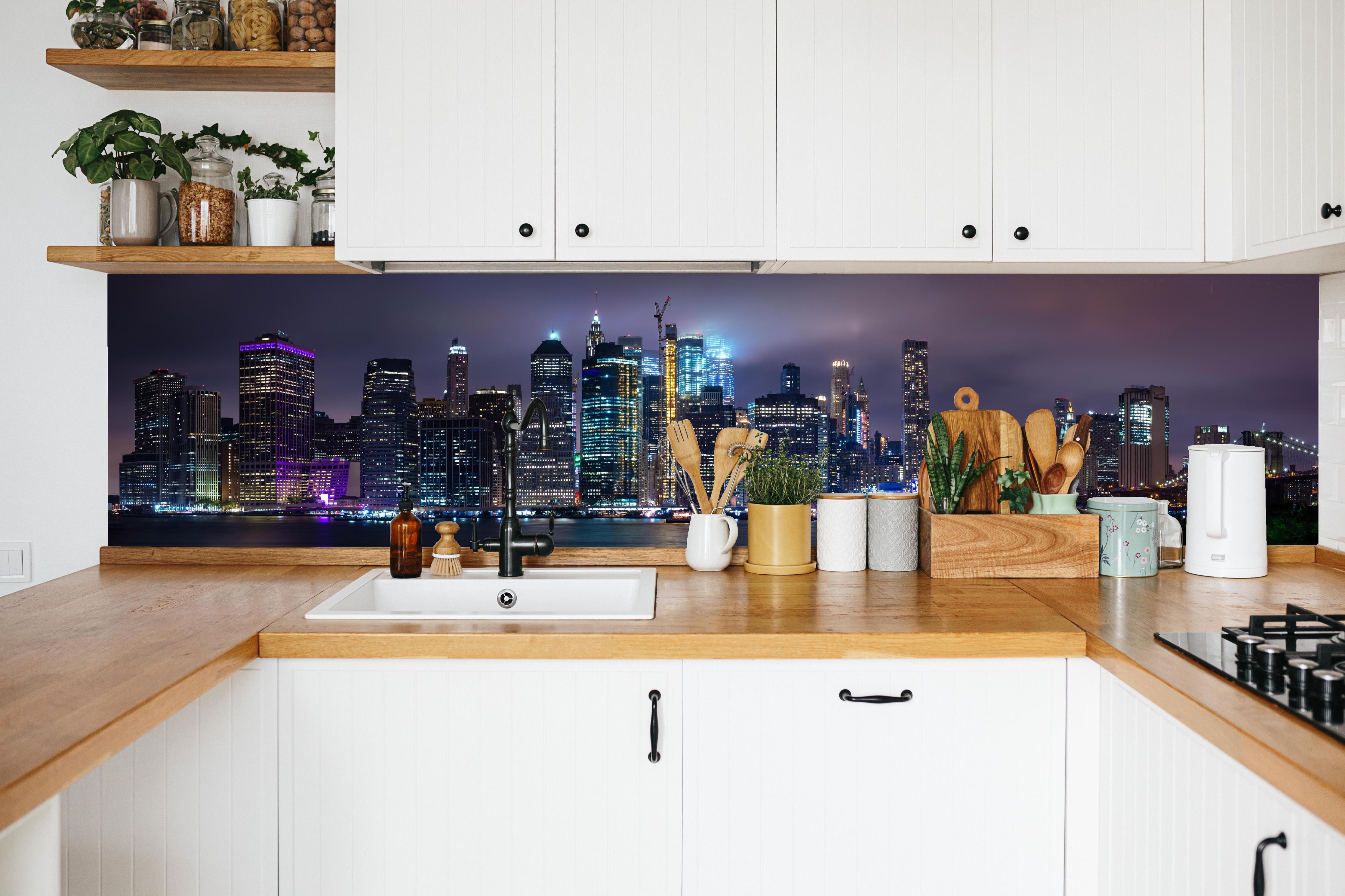 Küche - Manhattan Skyline – Stadt der Lichter in weißer Küche hinter Gewürzen und Kochlöffeln aus Holz