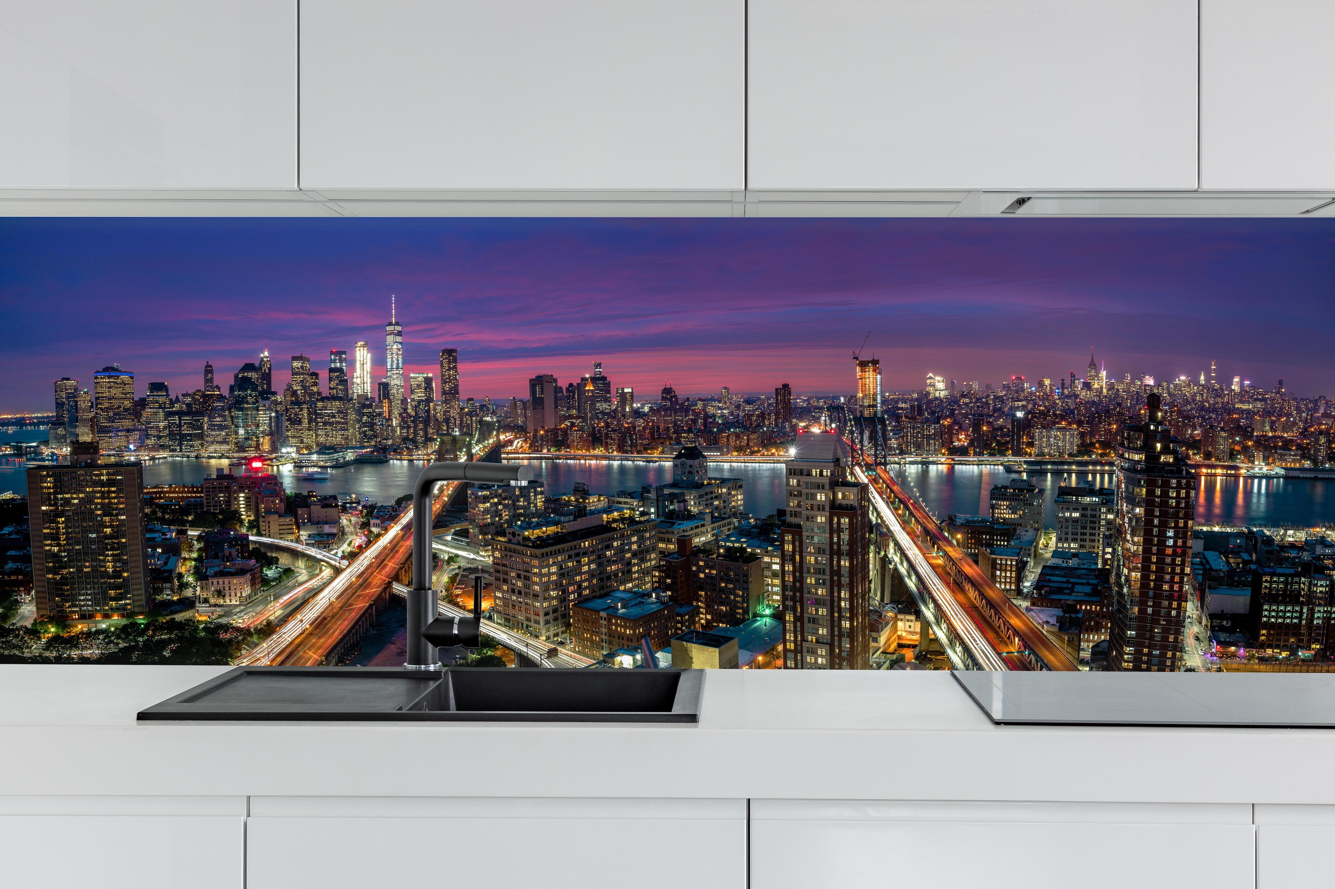 Küche - Manhattan Skyline bei Dämmerung hinter weißen Hochglanz-Küchenregalen und schwarzem Wasserhahn