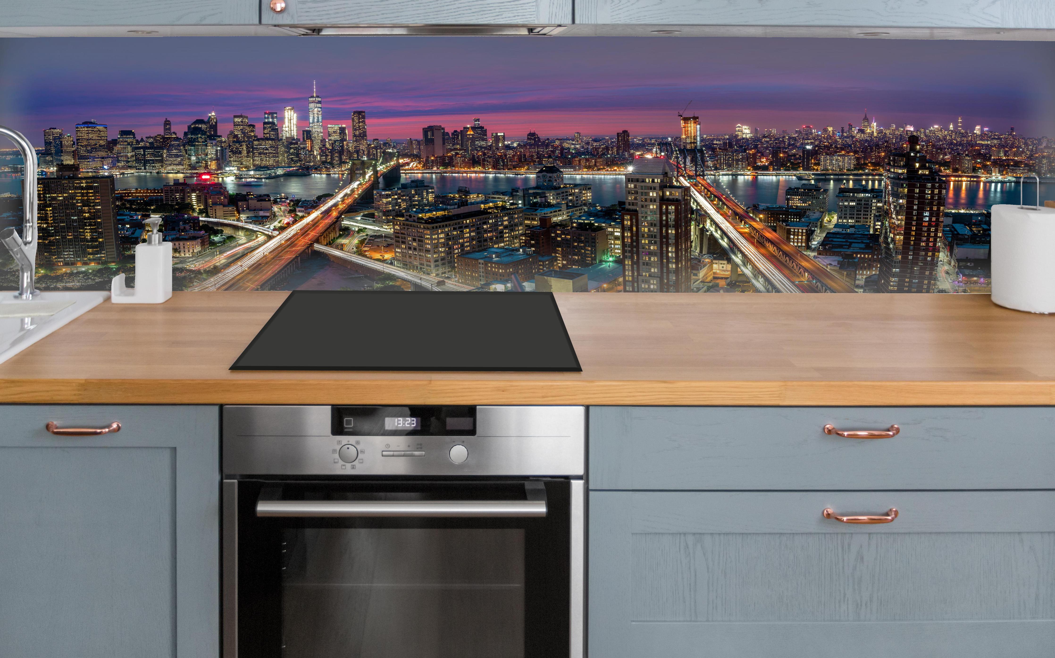 Küche - Manhattan Skyline bei Dämmerung über polierter Holzarbeitsplatte mit Cerankochfeld