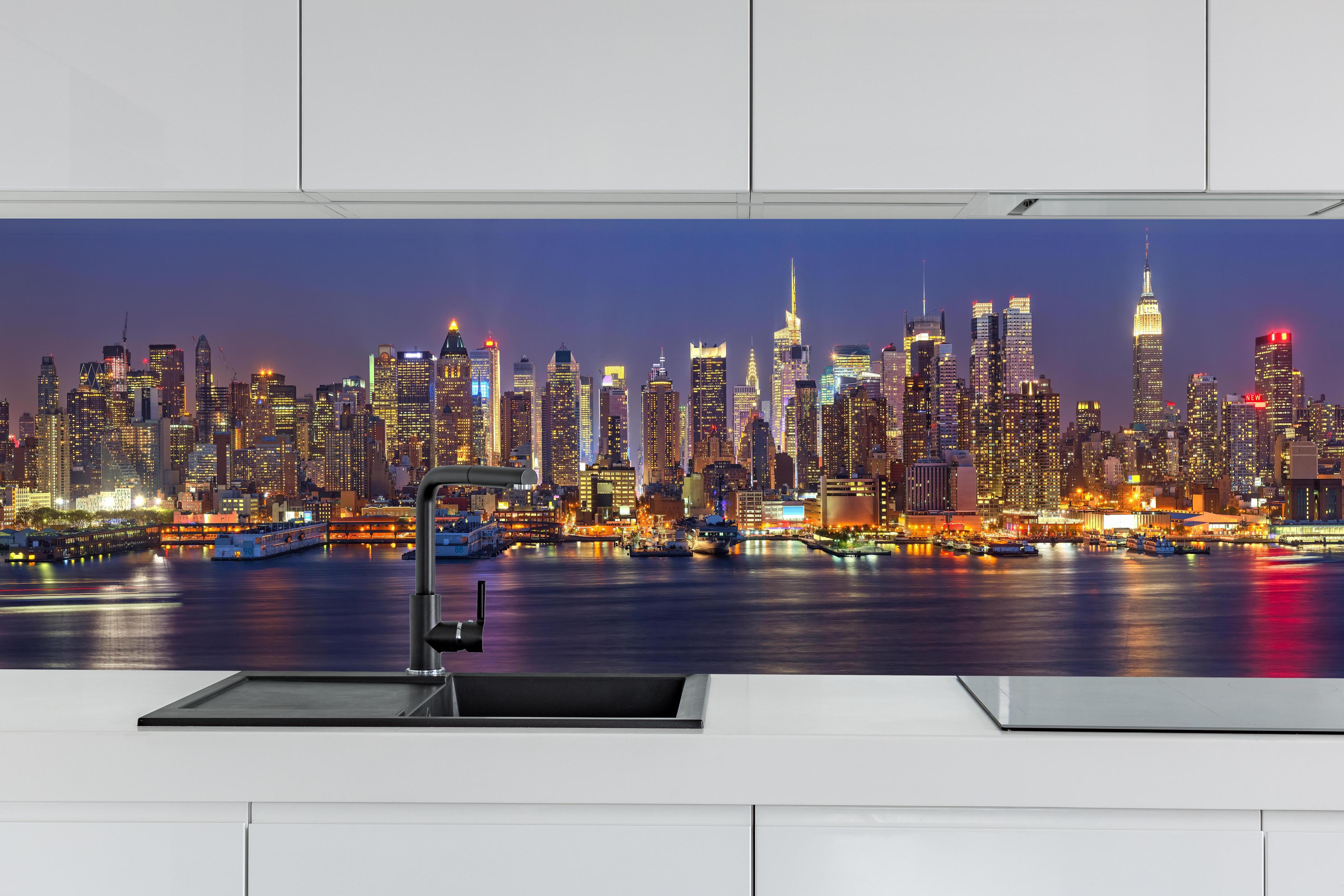 Küche - Manhattan Skyline bei Nacht hinter weißen Hochglanz-Küchenregalen und schwarzem Wasserhahn