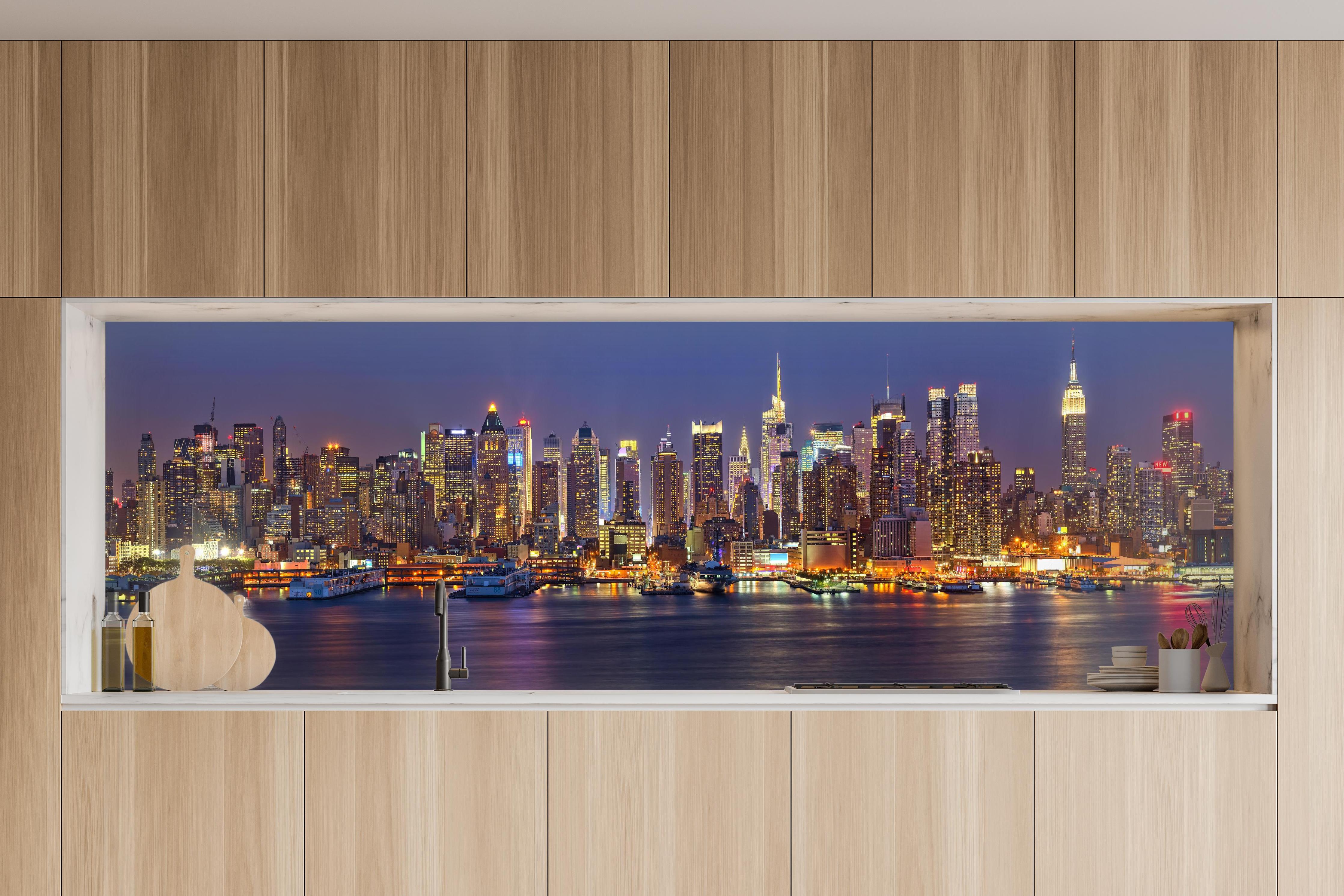 Küche - Manhattan Skyline bei Nacht in charakteristischer Vollholz-Küche mit modernem Gasherd