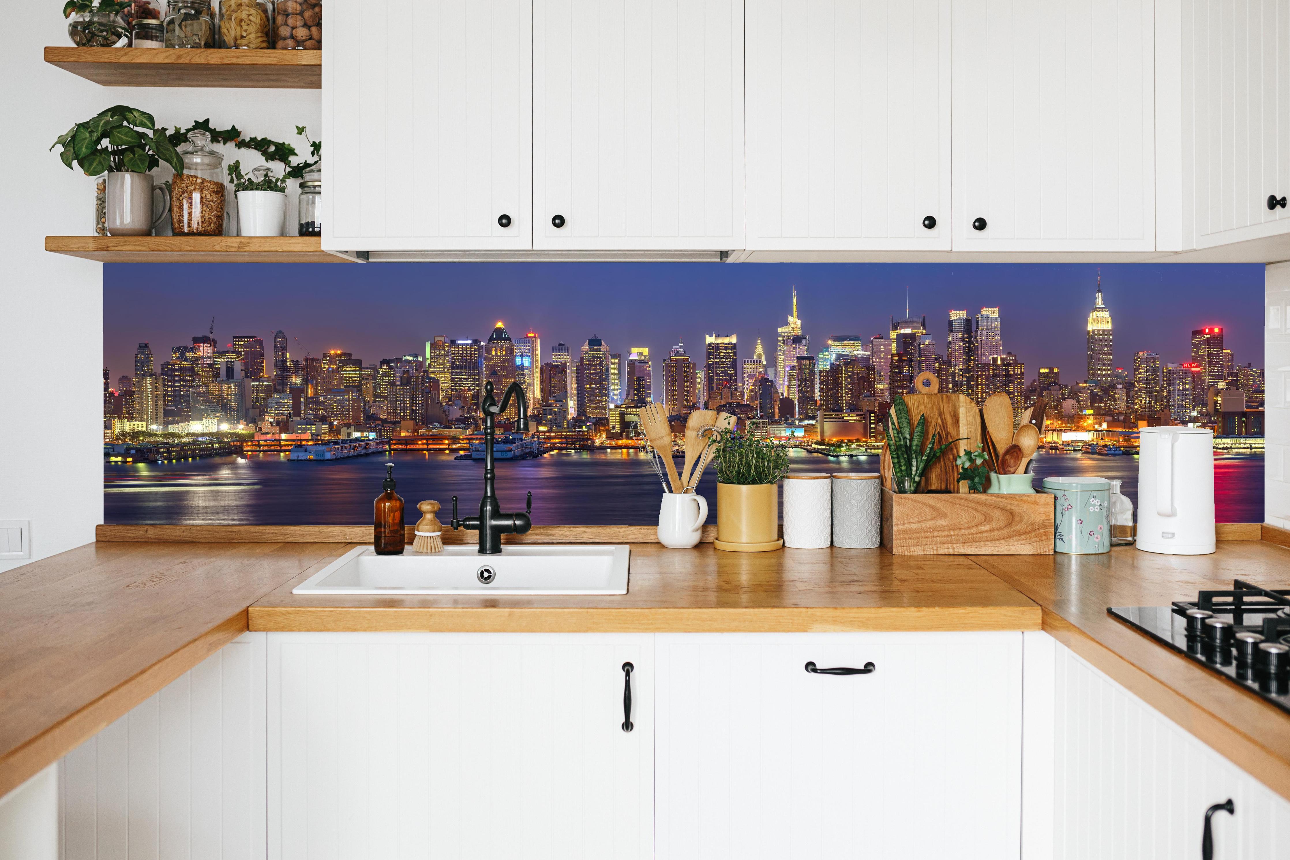 Küche - Manhattan Skyline bei Nacht in weißer Küche hinter Gewürzen und Kochlöffeln aus Holz
