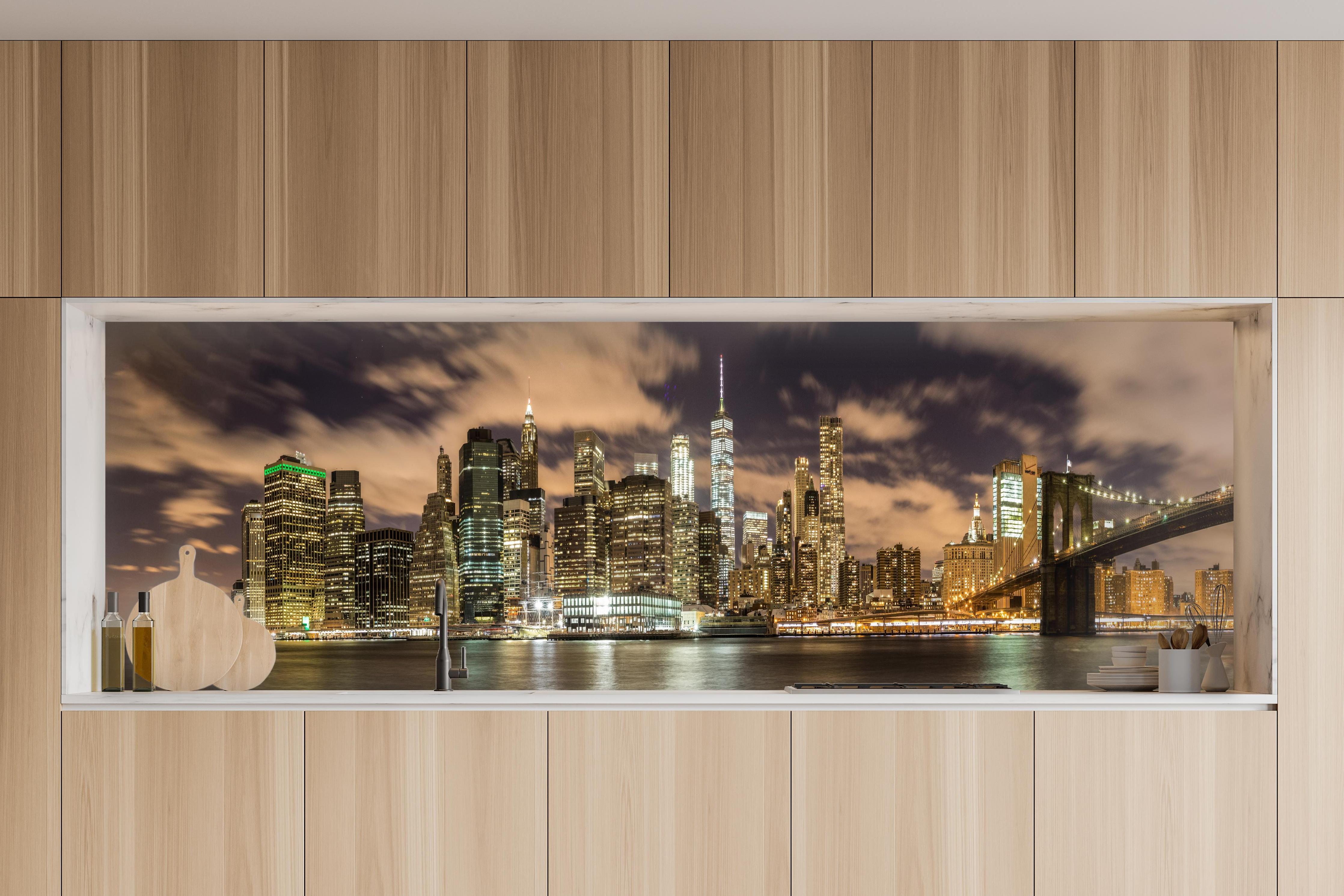 Küche - Manhattan Skyline im Glanz der Nacht in charakteristischer Vollholz-Küche mit modernem Gasherd