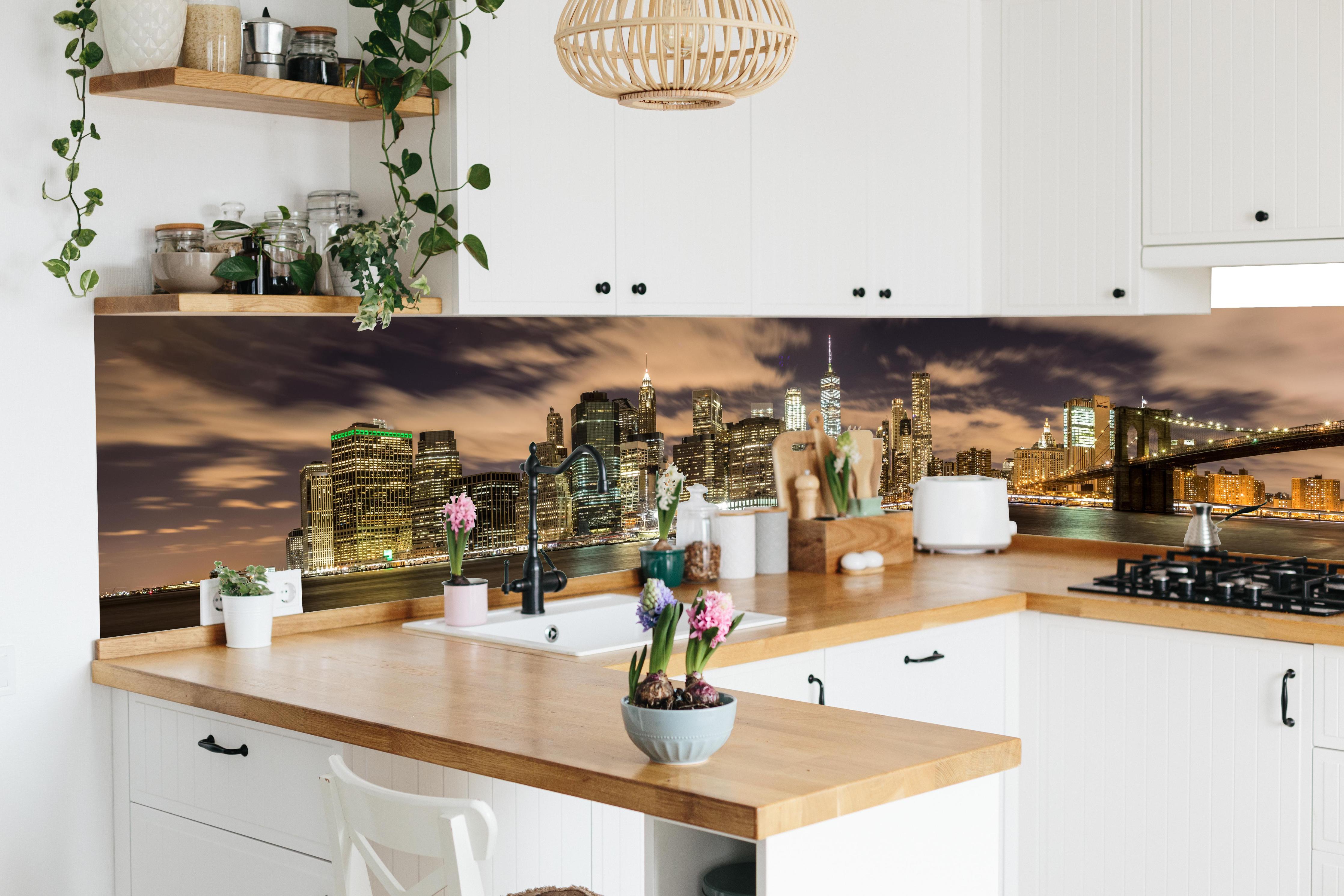 Küche - Manhattan Skyline im Glanz der Nacht in lebendiger Küche mit bunten Blumen