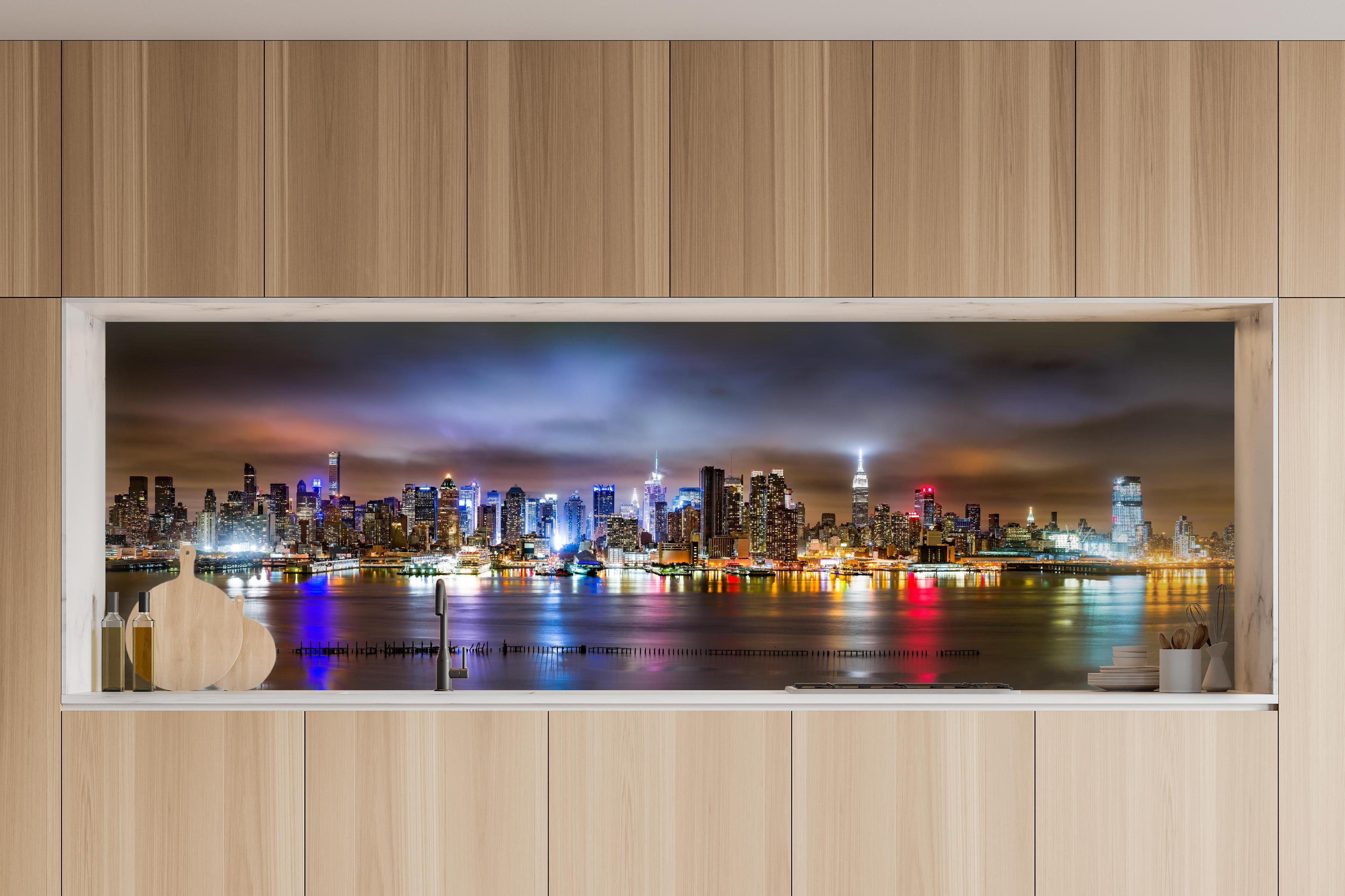 Küche - Manhattan Skyline im nächtlichen Panorama in charakteristischer Vollholz-Küche mit modernem Gasherd