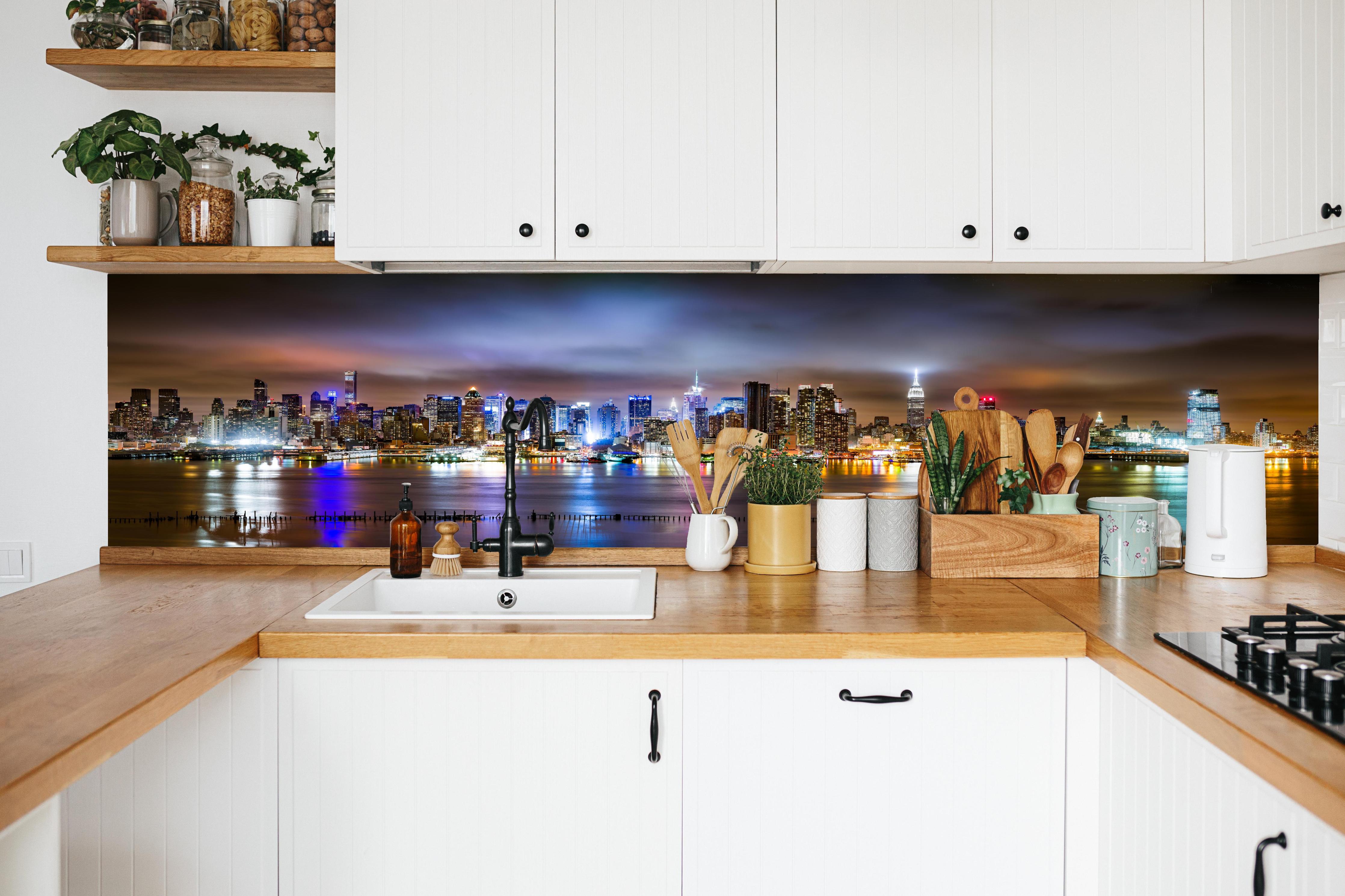 Küche - Manhattan Skyline im nächtlichen Panorama in weißer Küche hinter Gewürzen und Kochlöffeln aus Holz