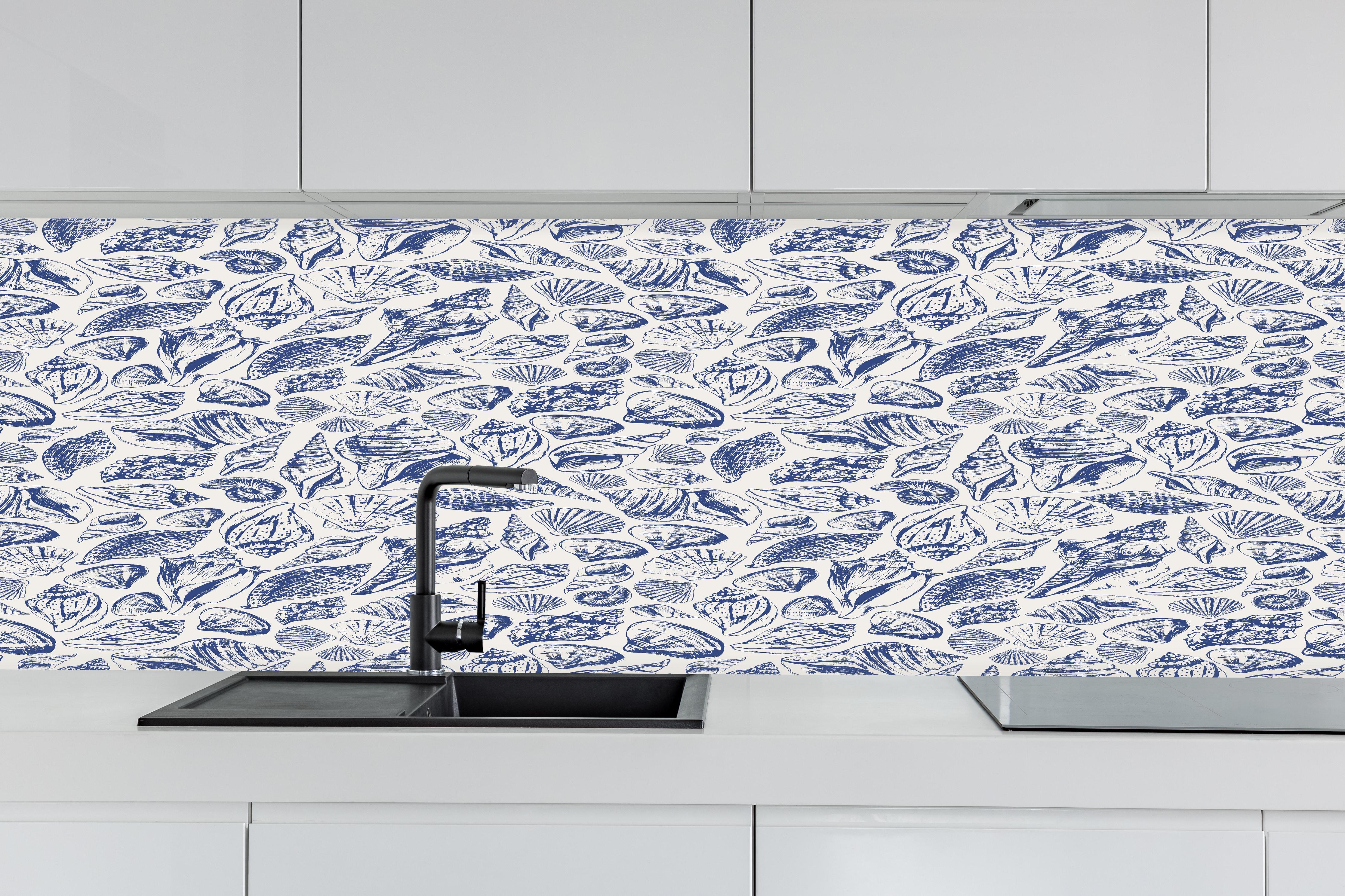 Küche - Maritimes Muschelmuster Blau-Weiß hinter weißen Hochglanz-Küchenregalen und schwarzem Wasserhahn