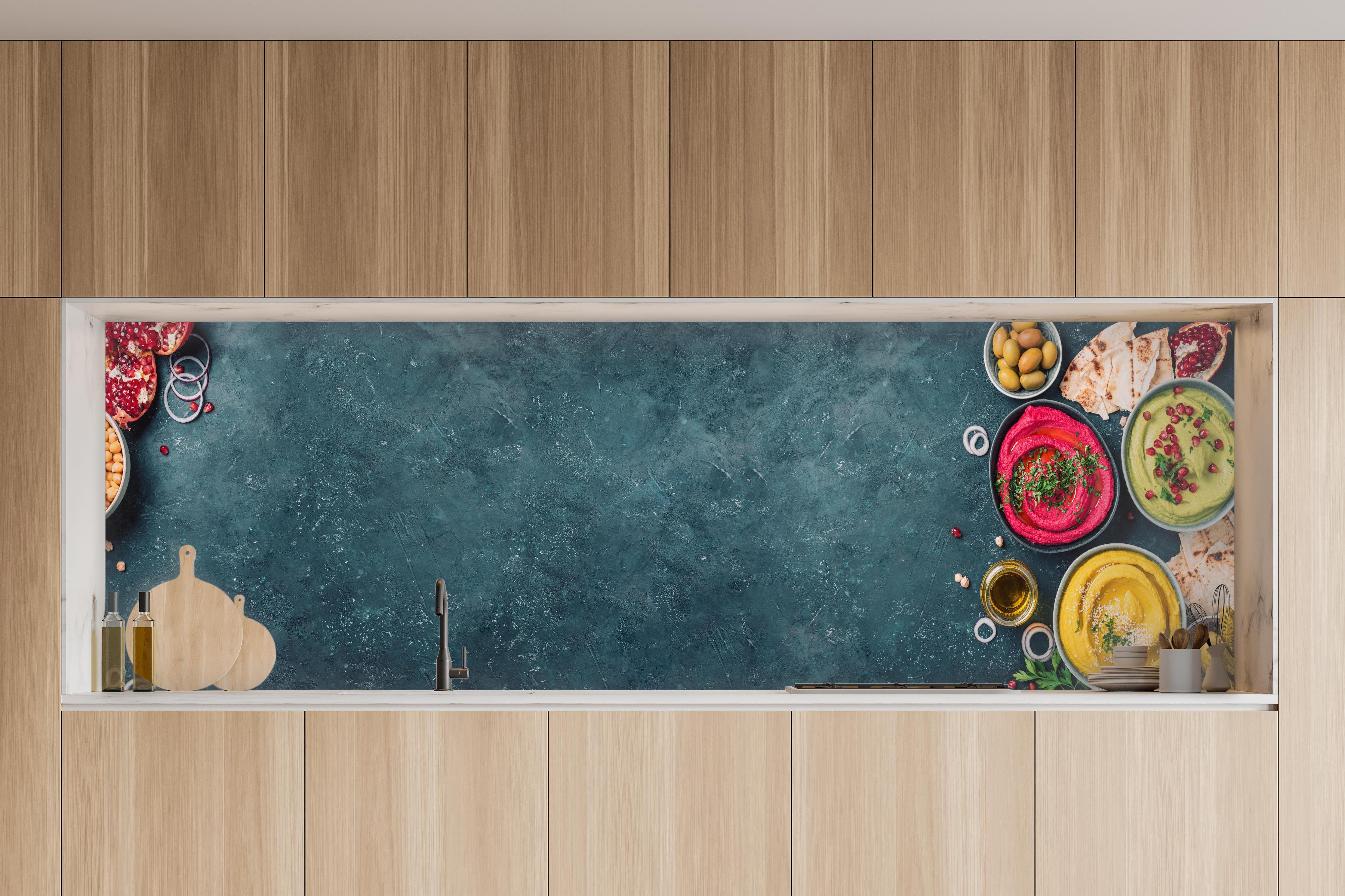 Küche - Mediterrane Gewürze und Oliven in charakteristischer Vollholz-Küche mit modernem Gasherd