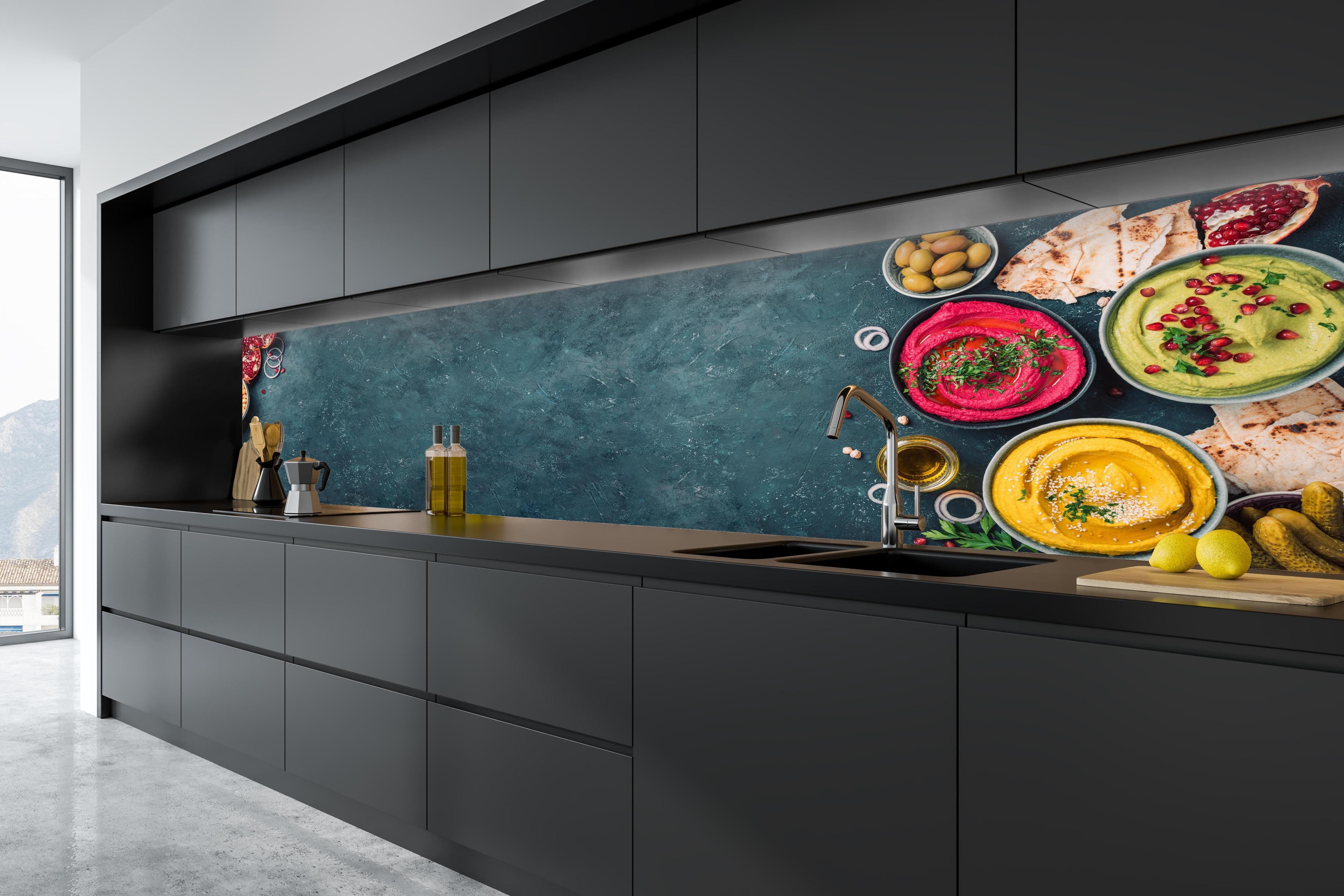 Küche - Mediterrane Gewürze und Oliven in tiefschwarzer matt-premium Einbauküche