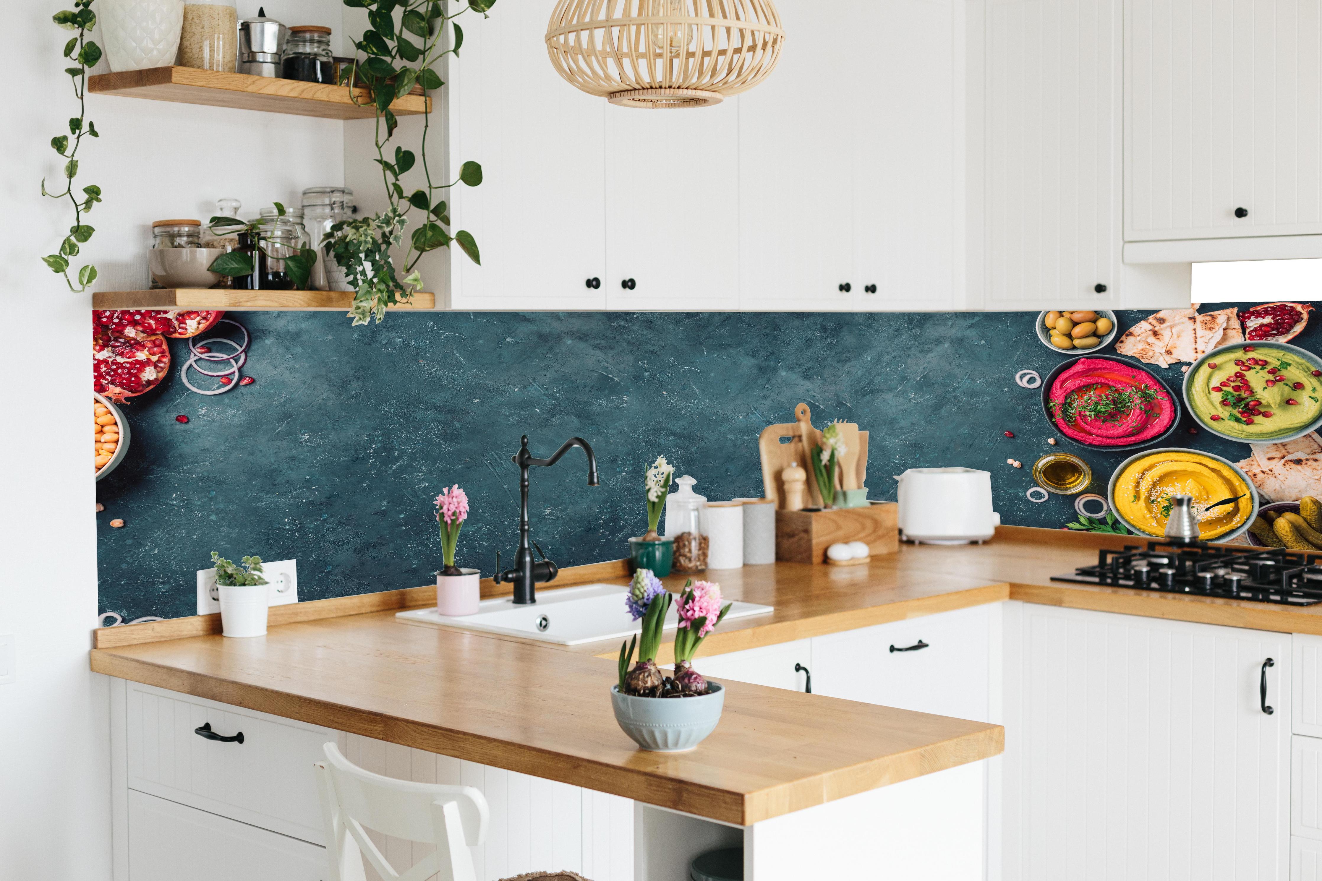 Küche - Mediterrane Gewürze und Oliven in lebendiger Küche mit bunten Blumen