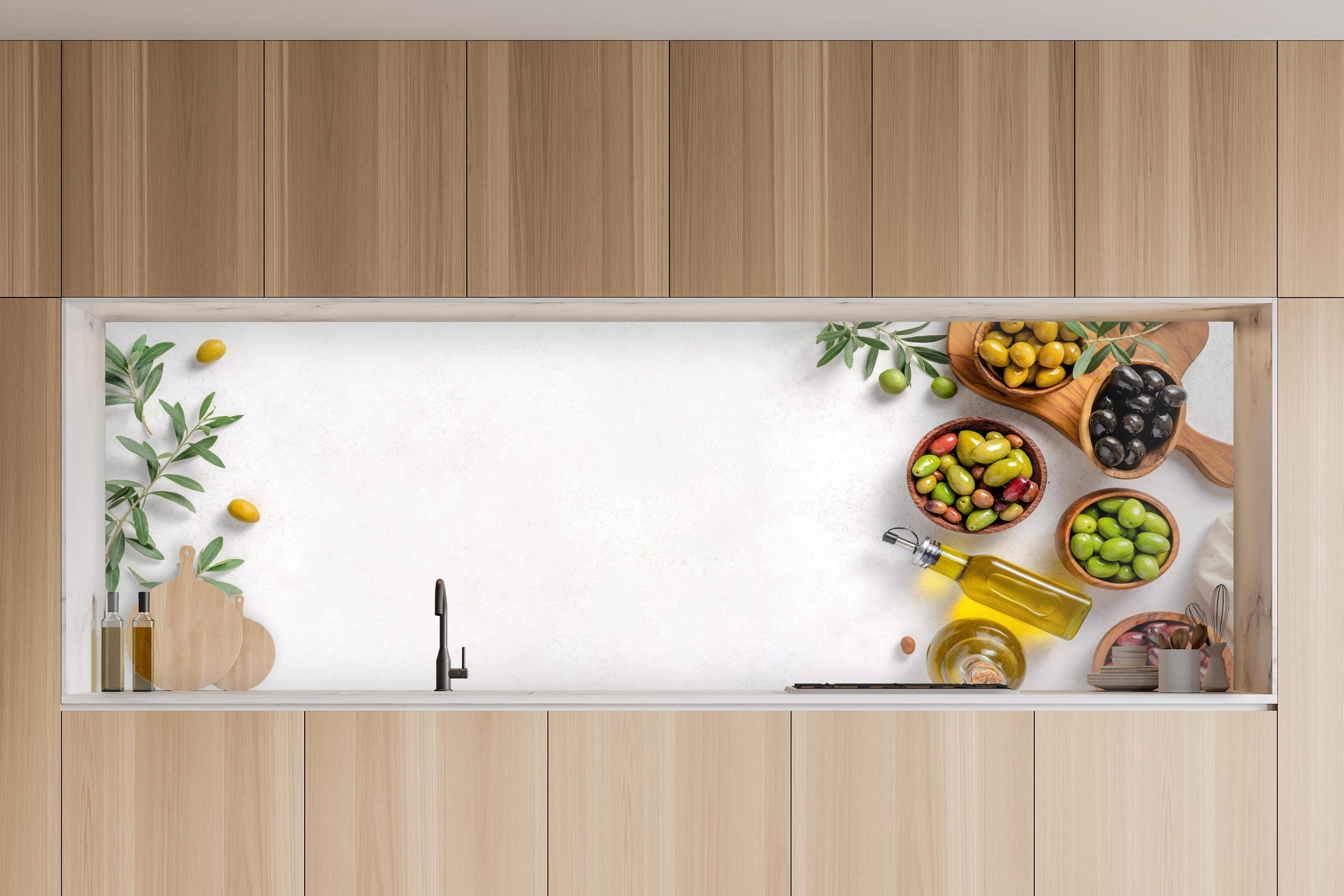 Küche - Mediterrane Oliven auf Weiß in charakteristischer Vollholz-Küche mit modernem Gasherd