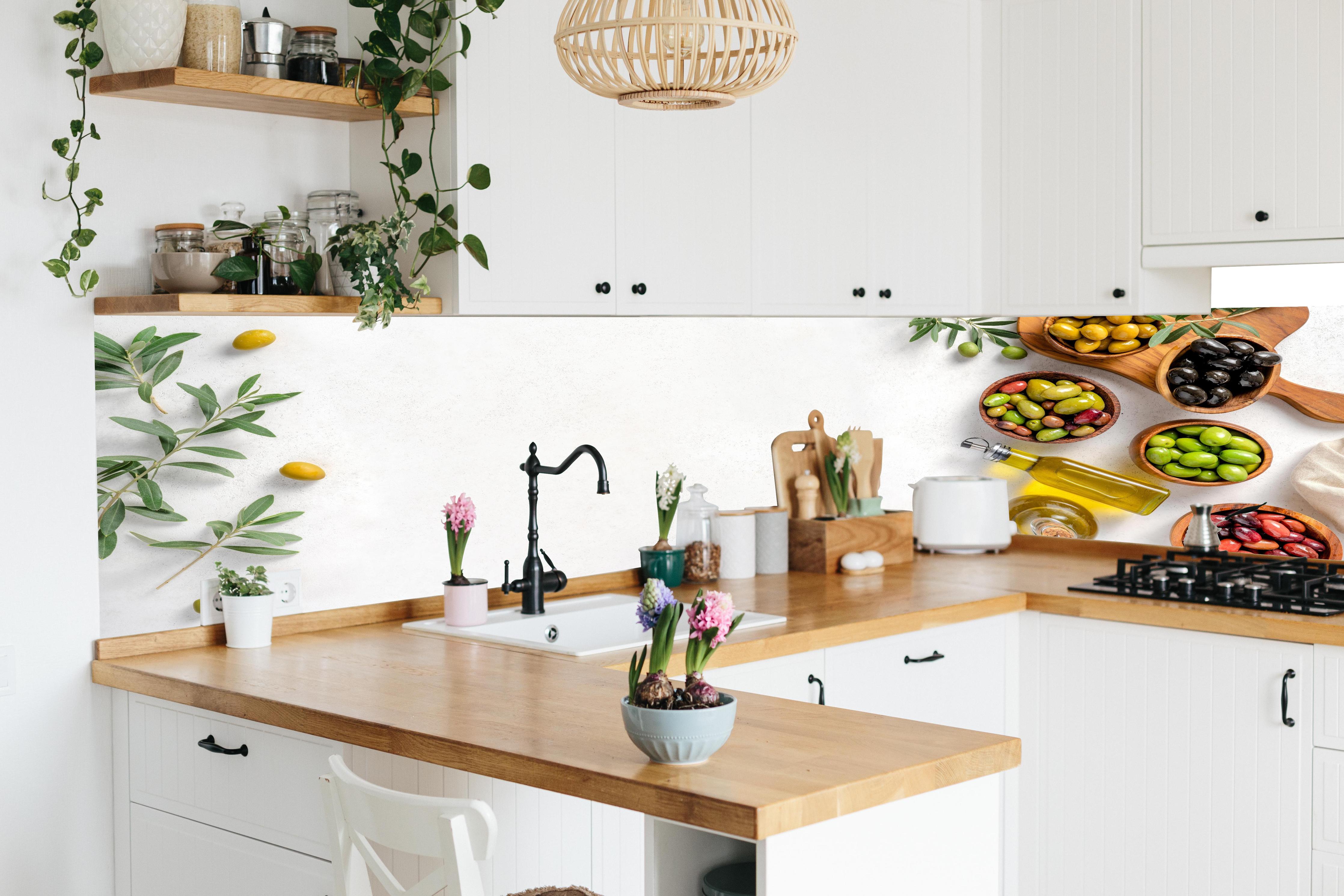 Küche - Mediterrane Oliven auf Weiß in lebendiger Küche mit bunten Blumen