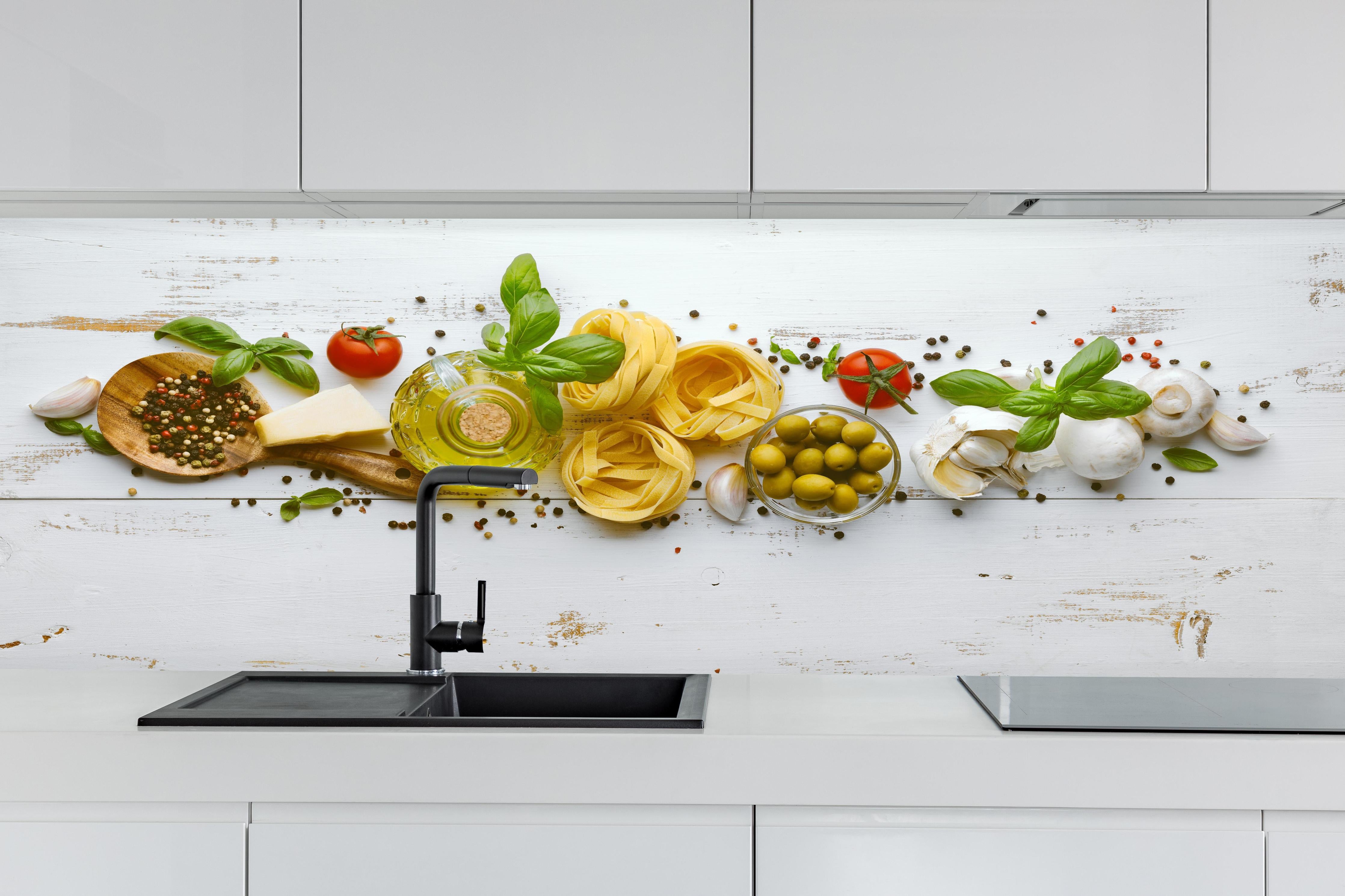 Küche - Mediterranes Gewürz Oliven Stillleben hinter weißen Hochglanz-Küchenregalen und schwarzem Wasserhahn