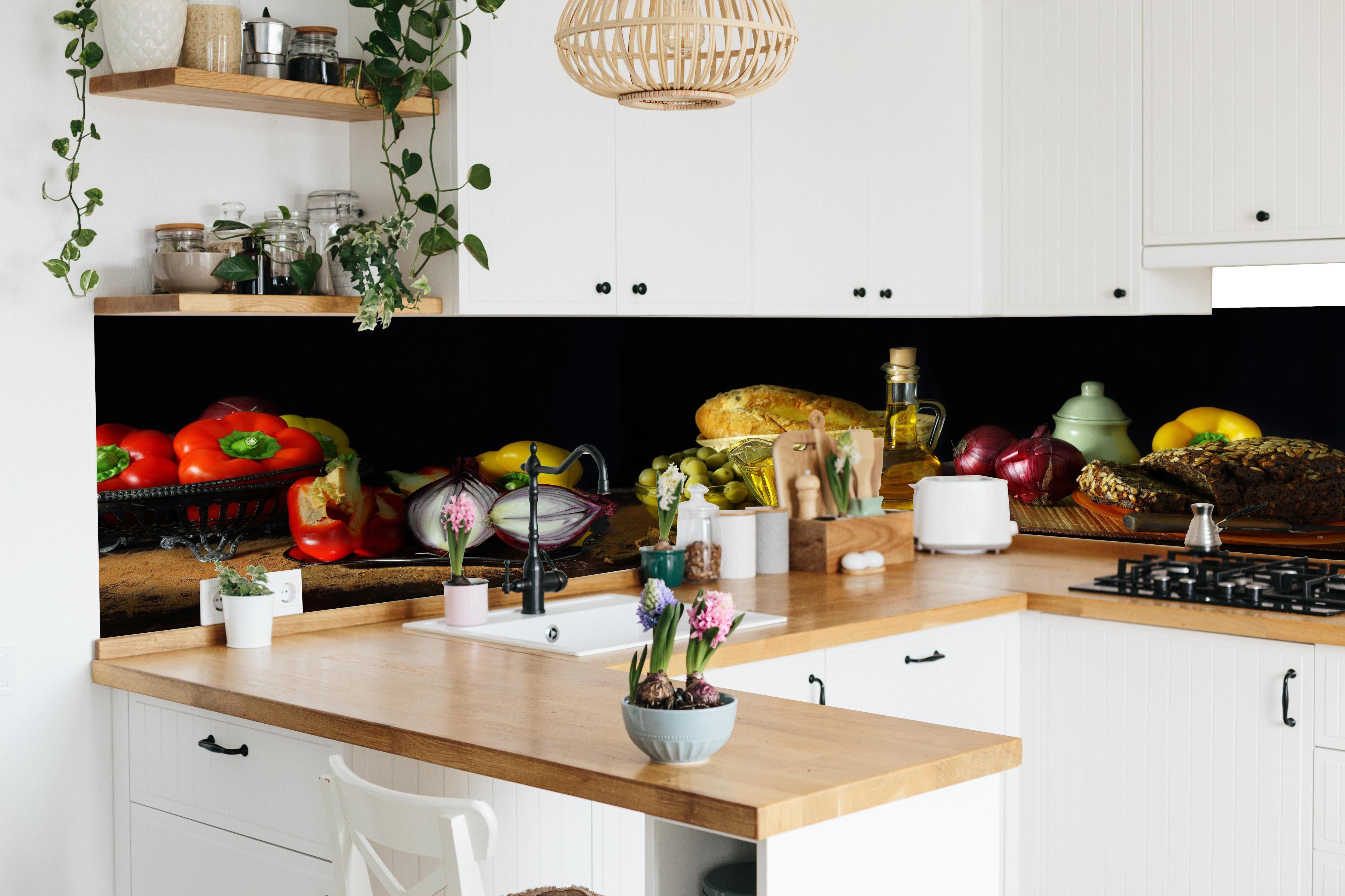 Küche - Mediterranes Oliven & Brot in lebendiger Küche mit bunten Blumen