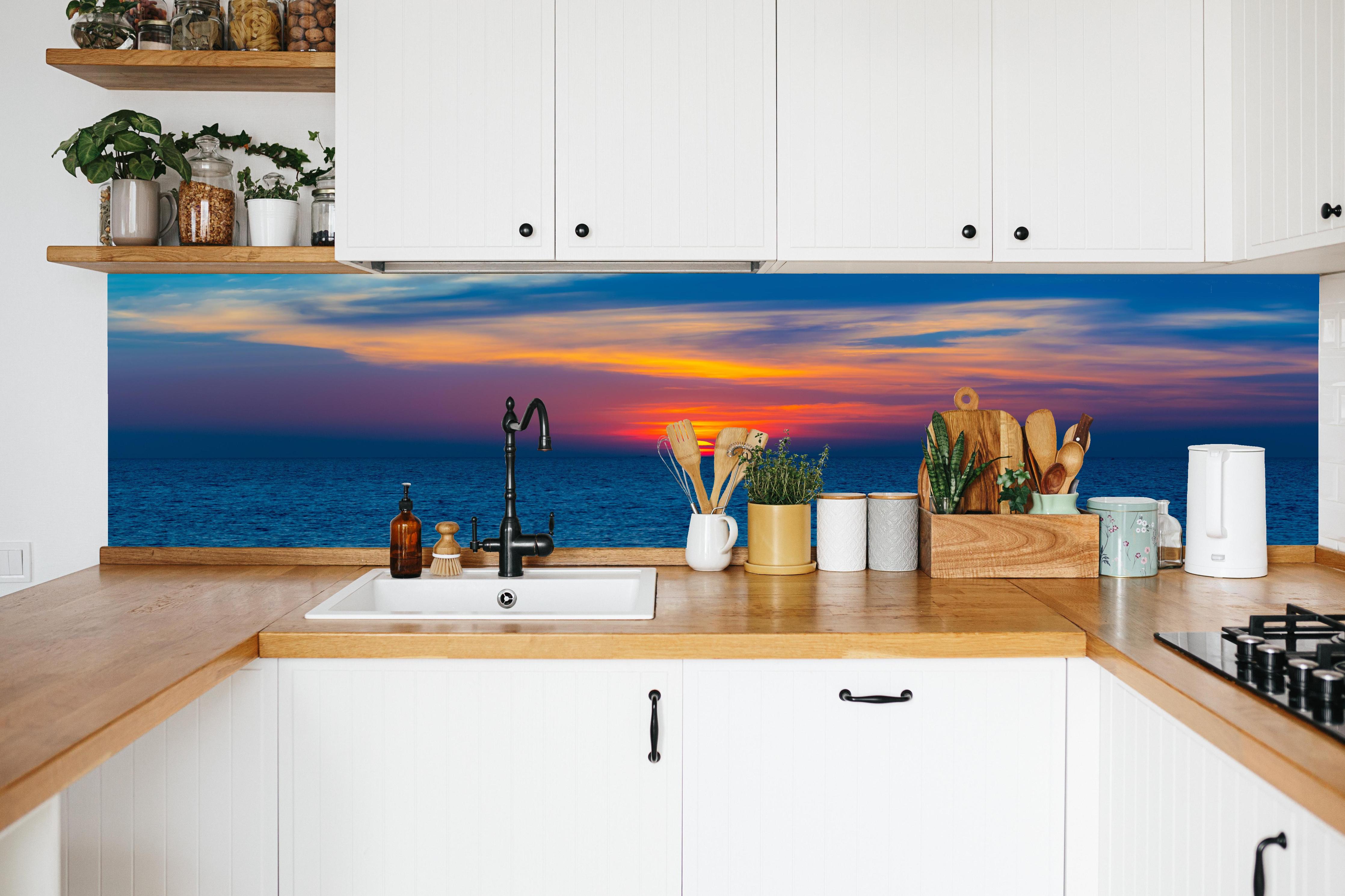 Küche - Meer-Sonnenuntergang Blau-Orange in weißer Küche hinter Gewürzen und Kochlöffeln aus Holz