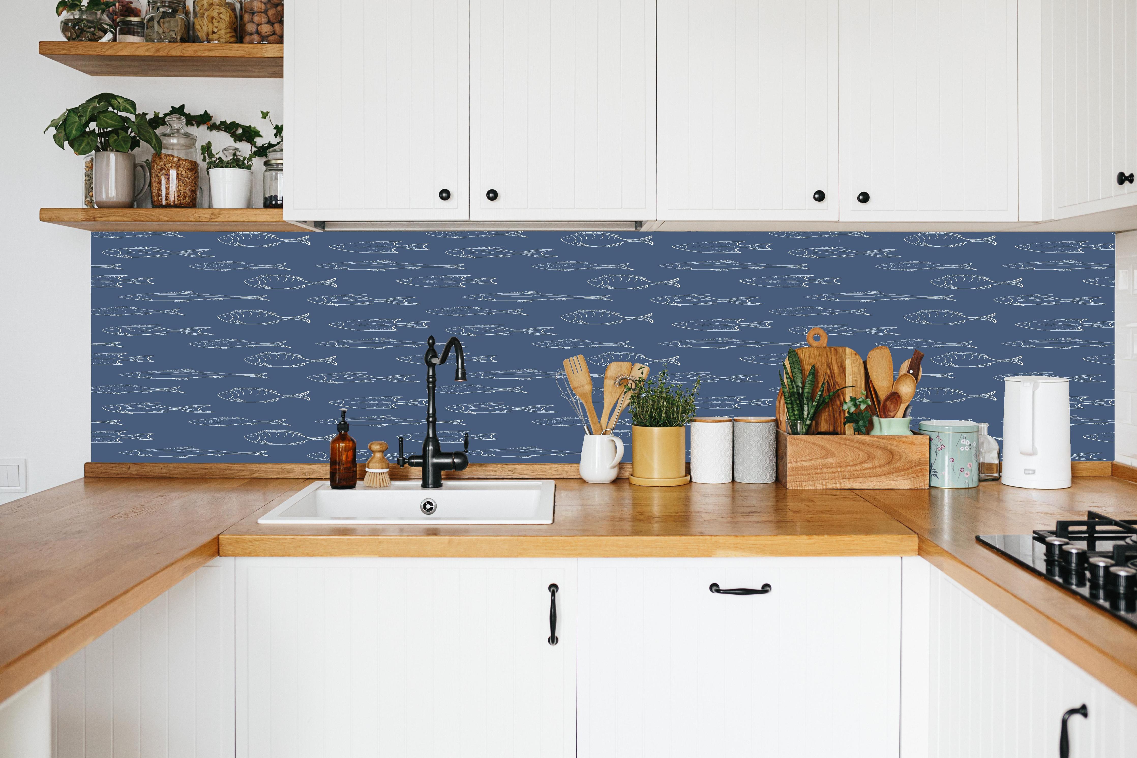 Küche - Minimal Fischmuster Blau in weißer Küche hinter Gewürzen und Kochlöffeln aus Holz