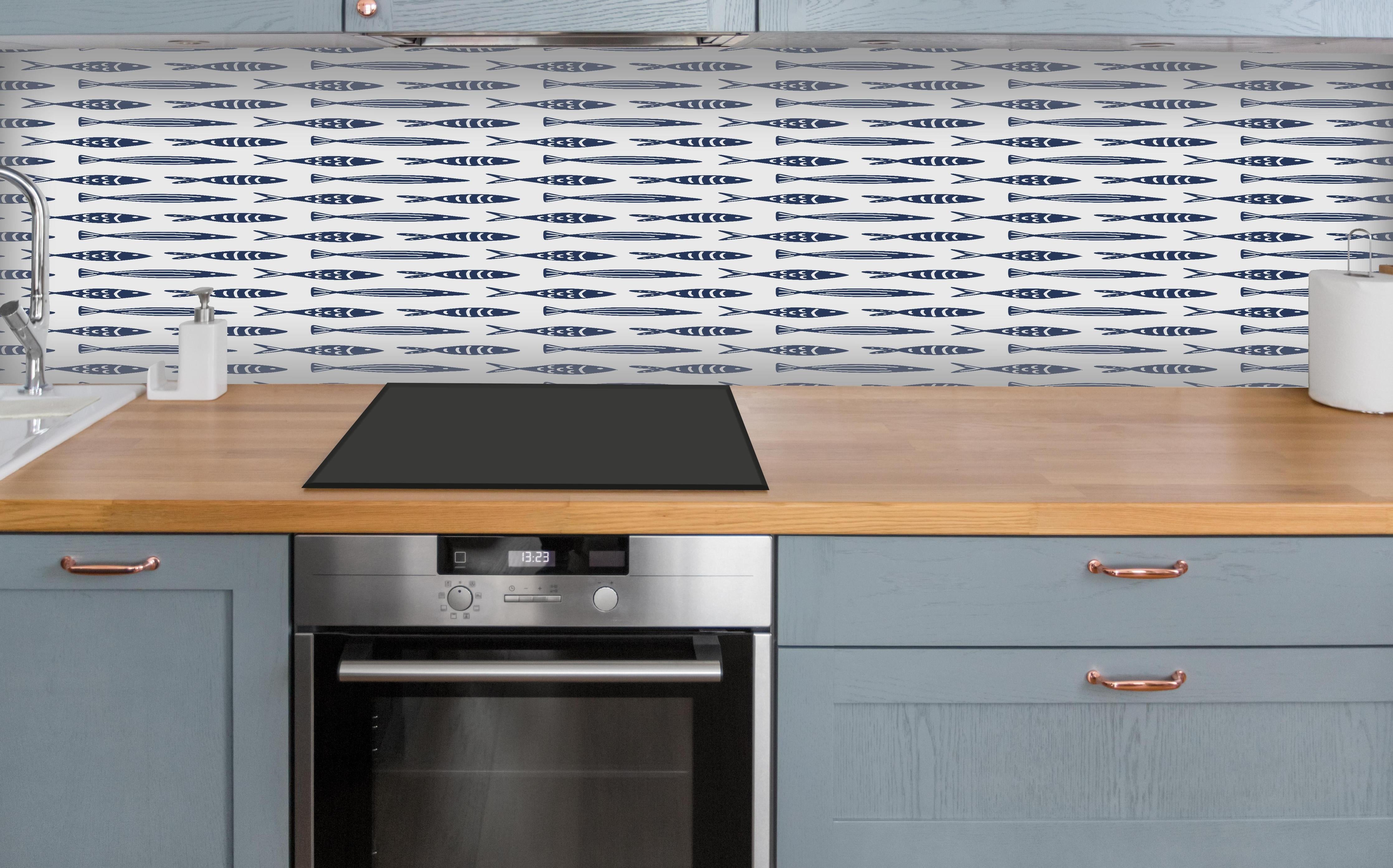 Küche - Minimalistische Fische Blau-Weiß über polierter Holzarbeitsplatte mit Cerankochfeld