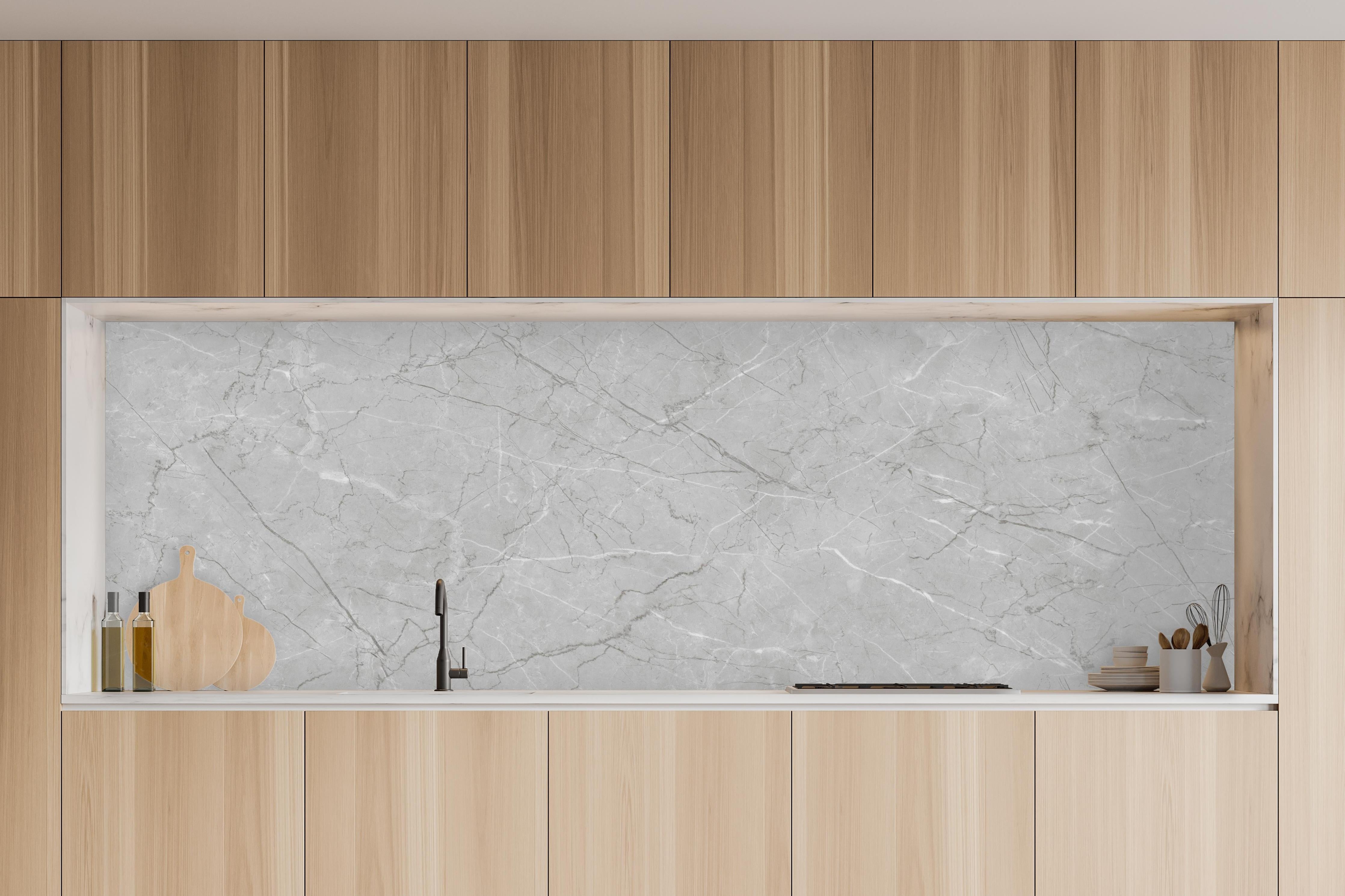 Küche - Minimalistische Marmorfläche in Weiß und Grau in charakteristischer Vollholz-Küche mit modernem Gasherd