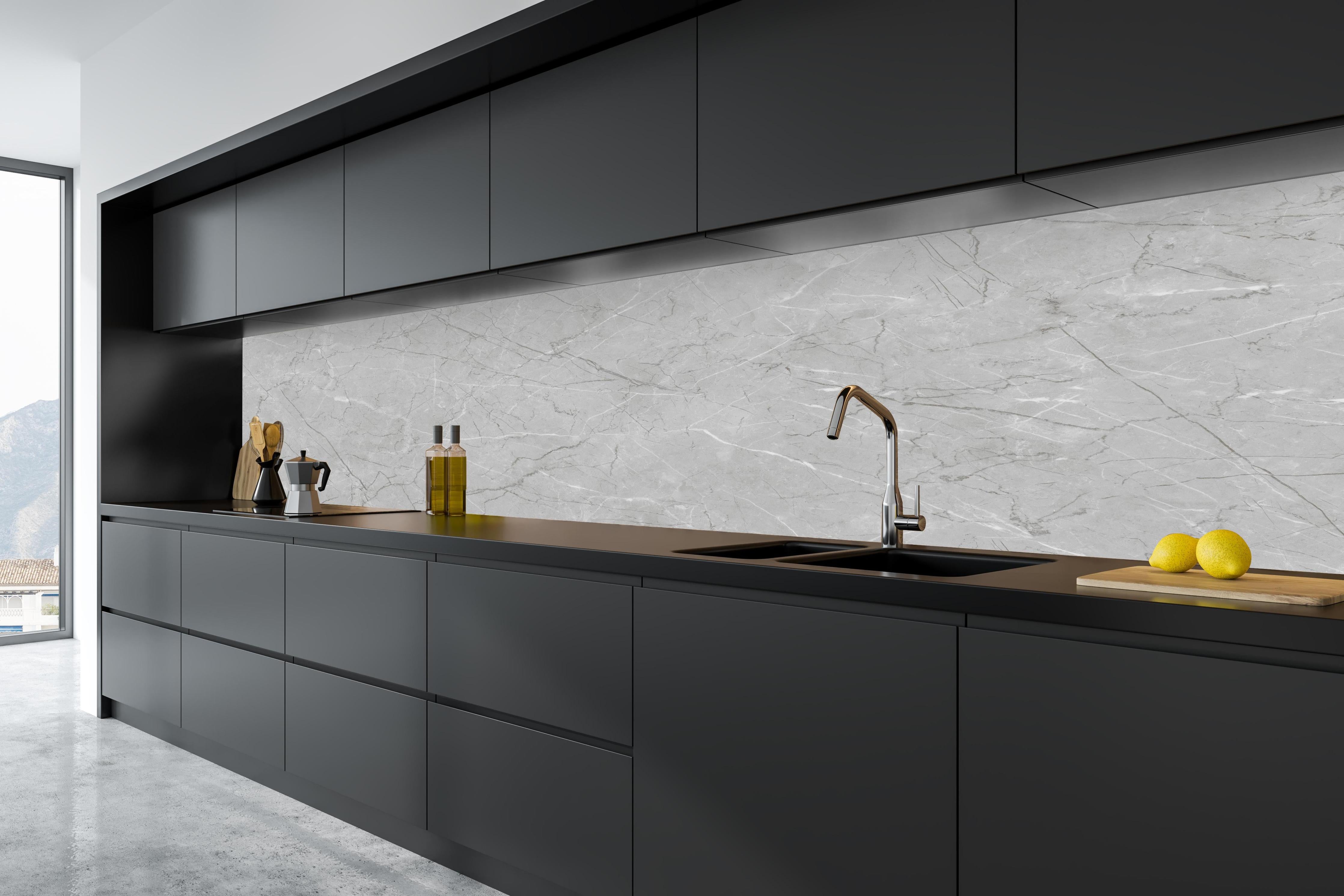 Küche - Minimalistische Marmorfläche in Weiß und Grau in tiefschwarzer matt-premium Einbauküche