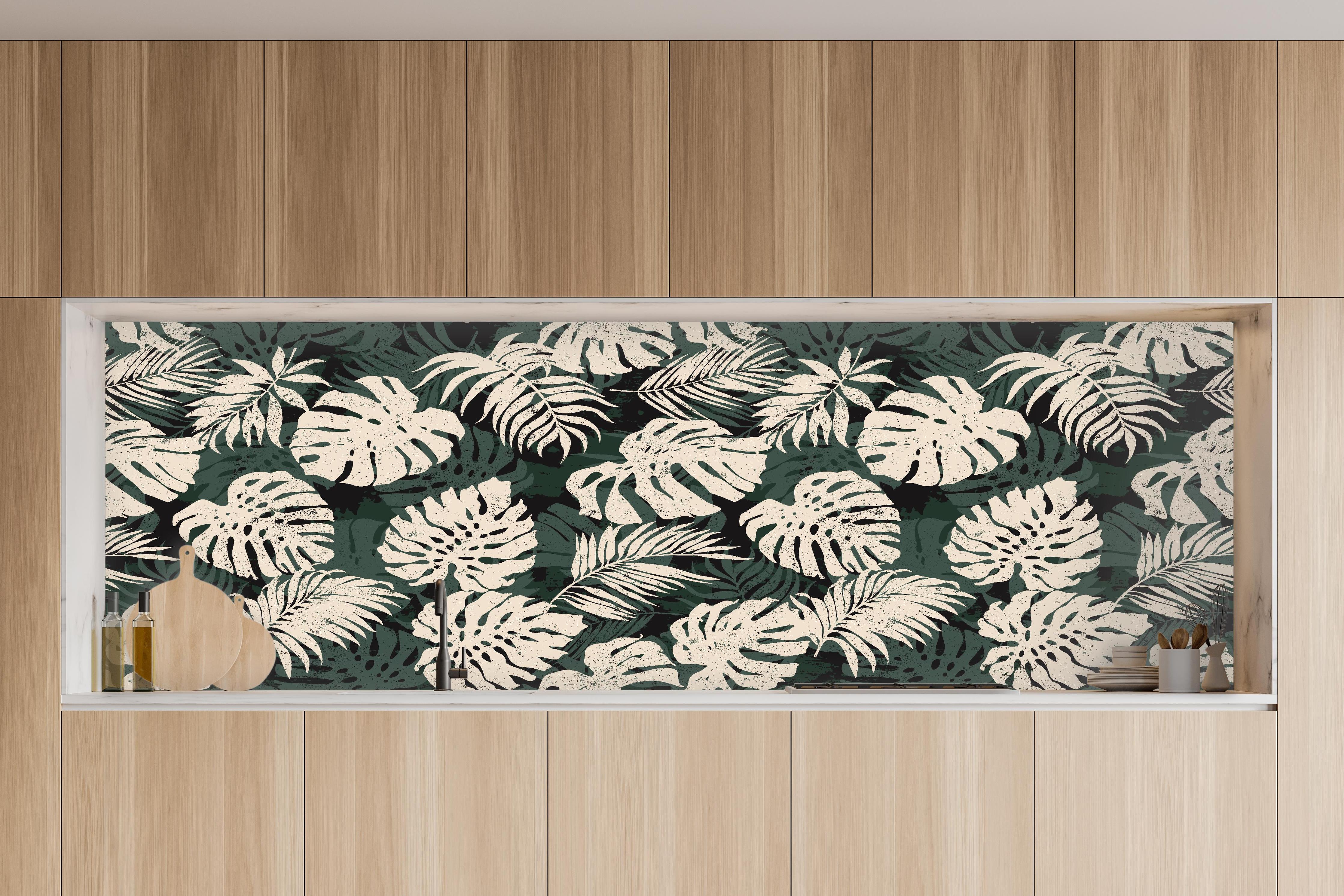 Küche - Monstera Blattmuster Grün-Beige in charakteristischer Vollholz-Küche mit modernem Gasherd