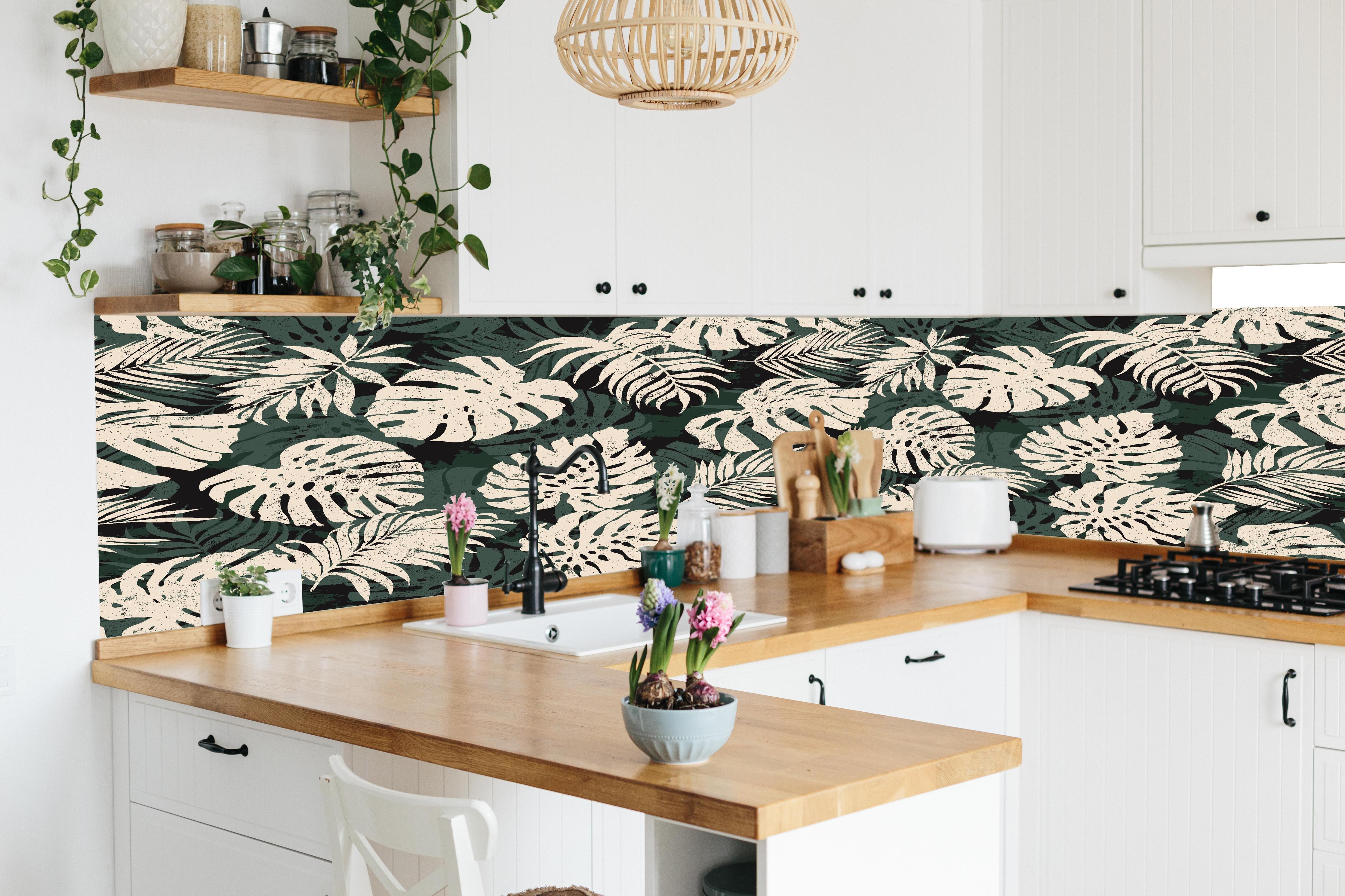 Küche - Monstera Blattmuster Grün-Beige in lebendiger Küche mit bunten Blumen