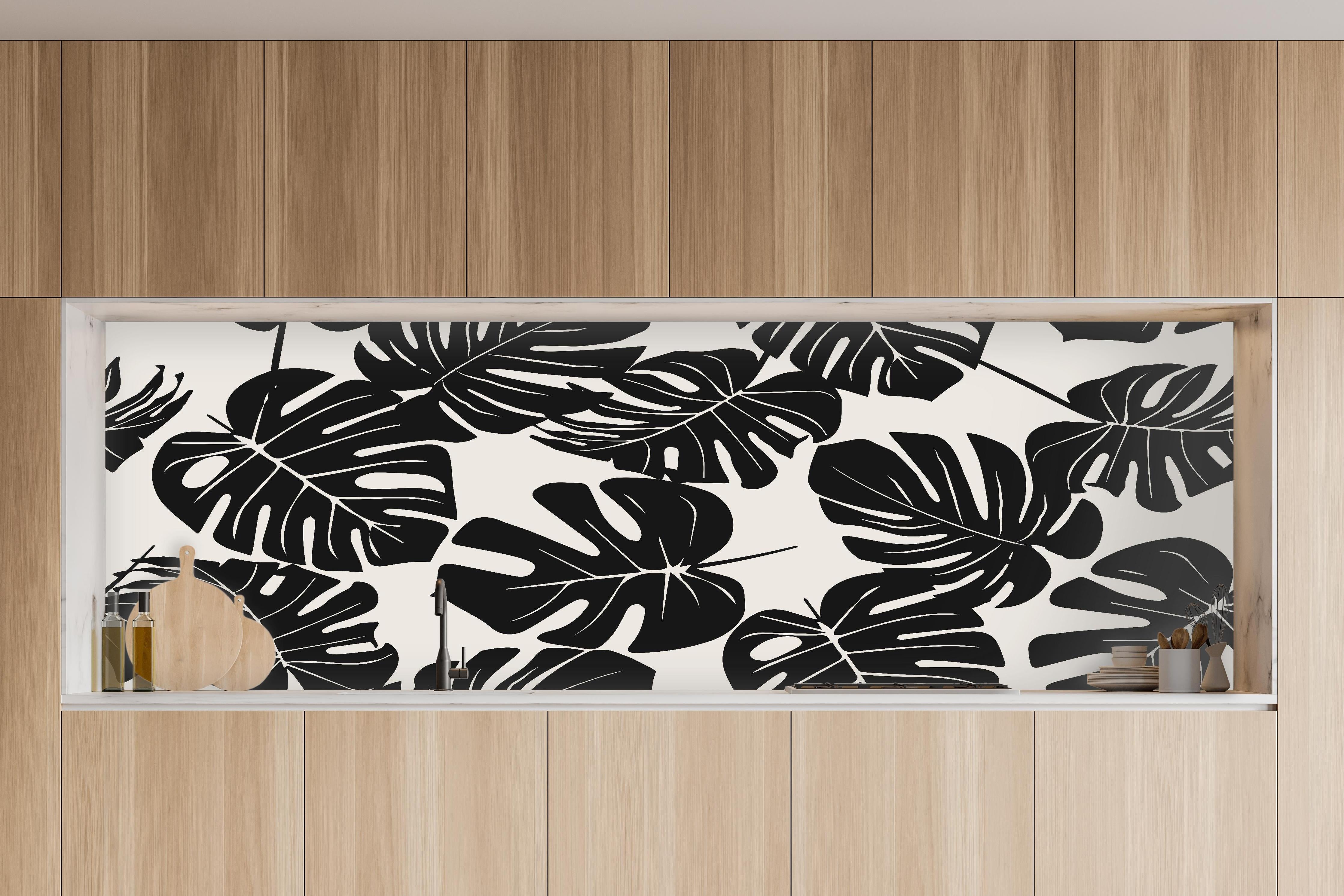 Küche - Monstera Schwarz-Beige Muster in charakteristischer Vollholz-Küche mit modernem Gasherd