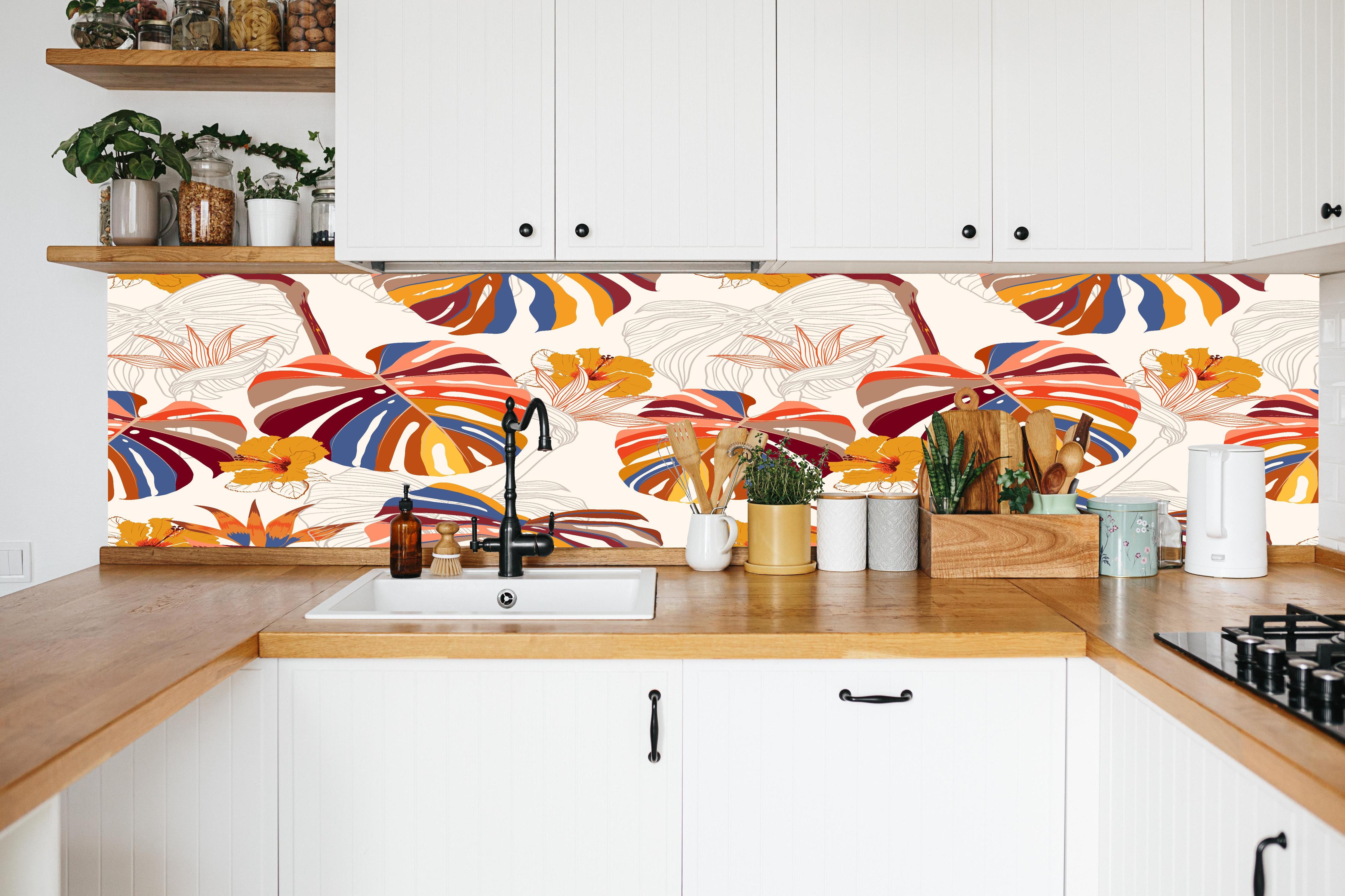 Küche - Monstera Sunkiss Tropic in weißer Küche hinter Gewürzen und Kochlöffeln aus Holz