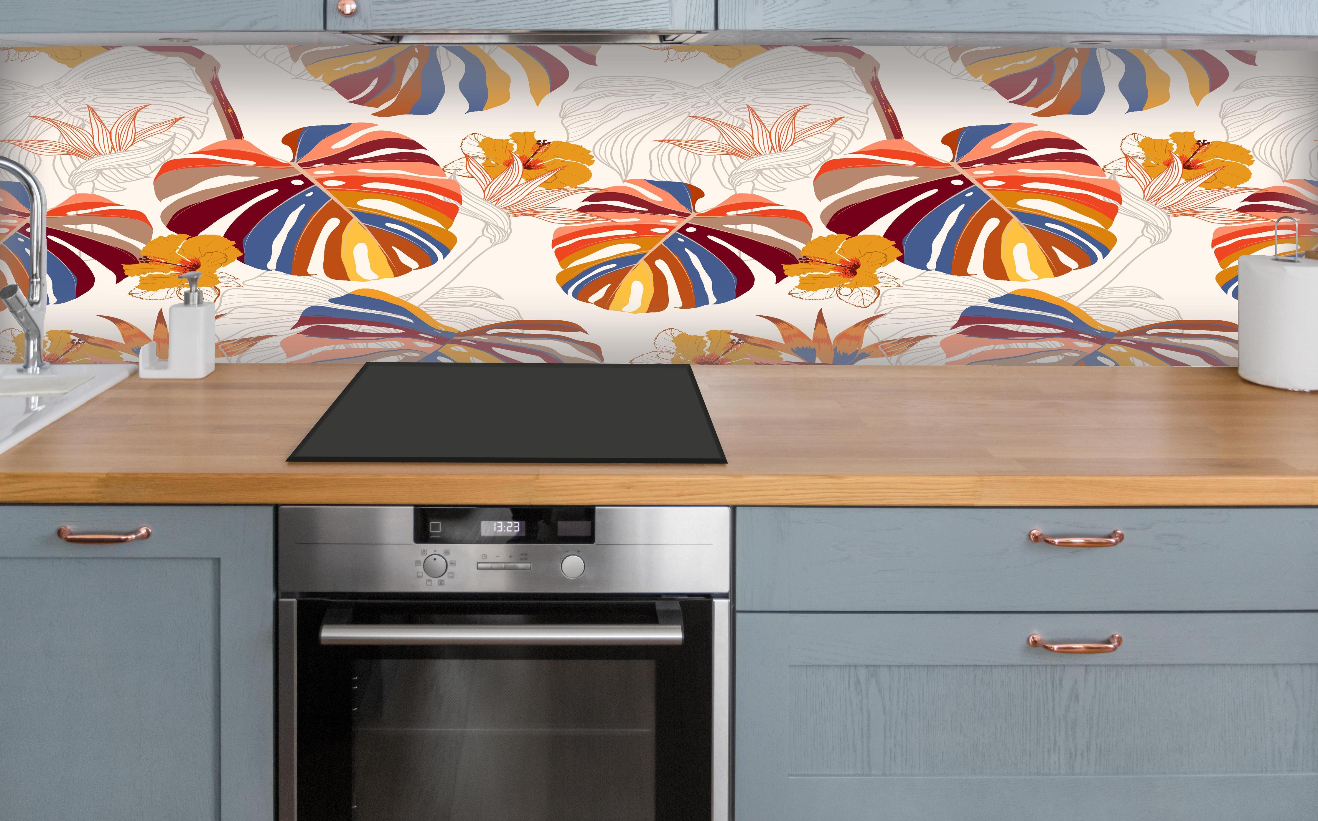 Küche - Monstera Sunkiss Tropic über polierter Holzarbeitsplatte mit Cerankochfeld