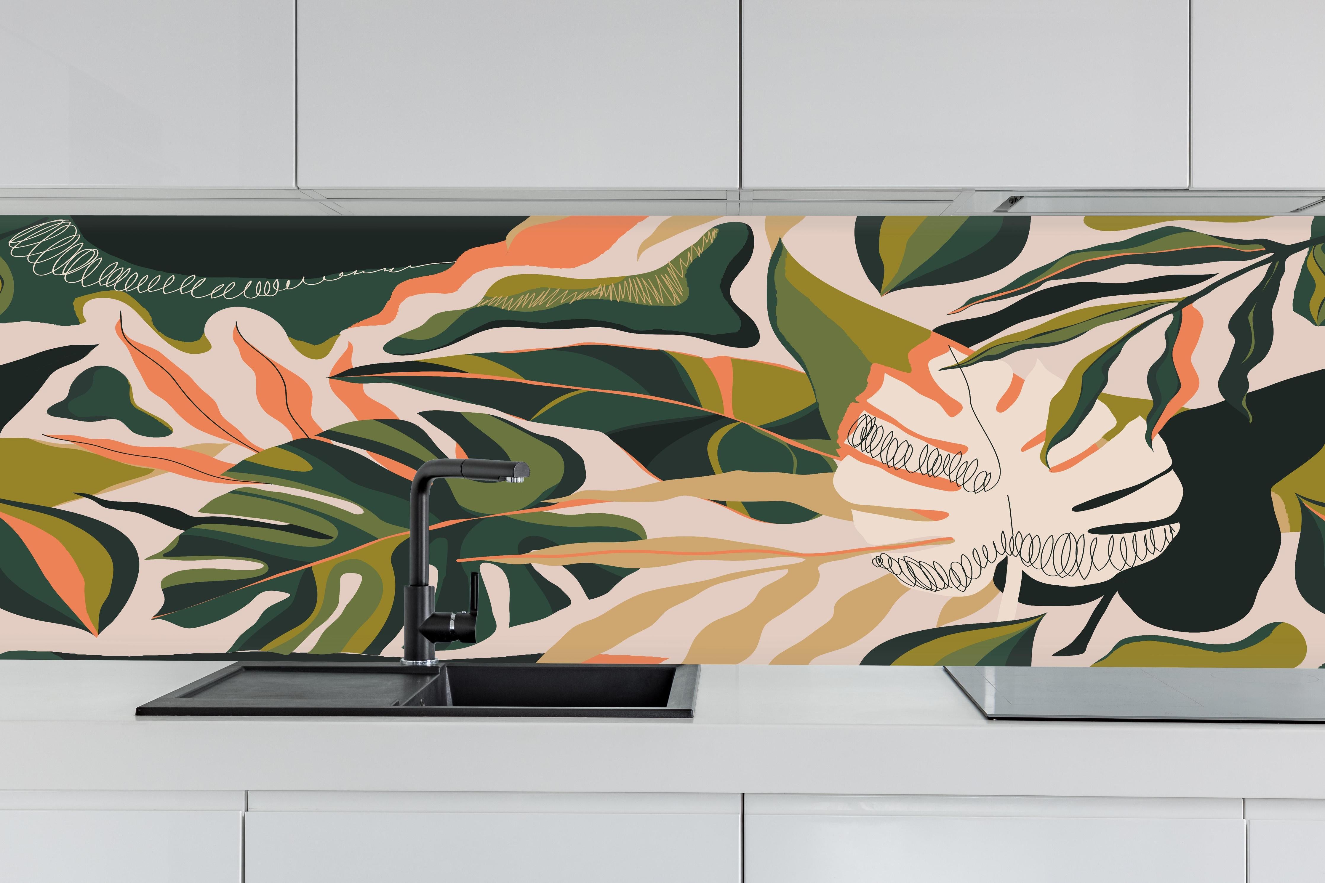 Küche - Monstera Tropic Blattmuster hinter weißen Hochglanz-Küchenregalen und schwarzem Wasserhahn