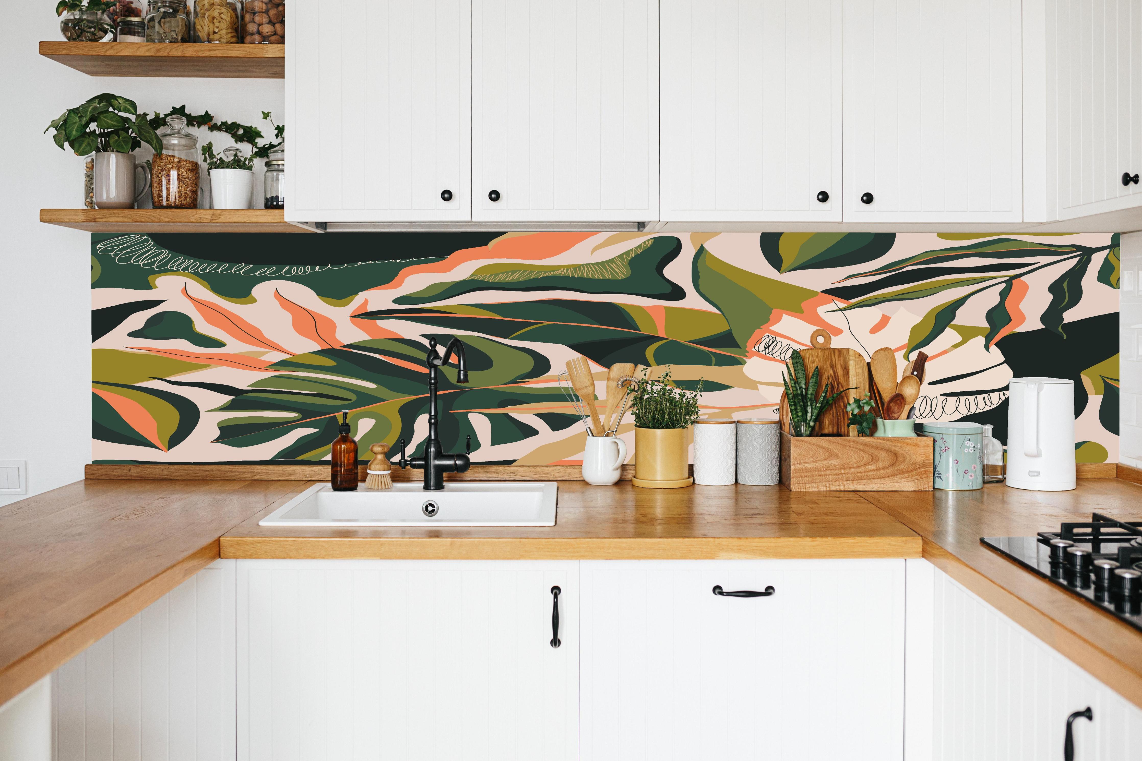 Küche - Monstera Tropic Blattmuster in weißer Küche hinter Gewürzen und Kochlöffeln aus Holz