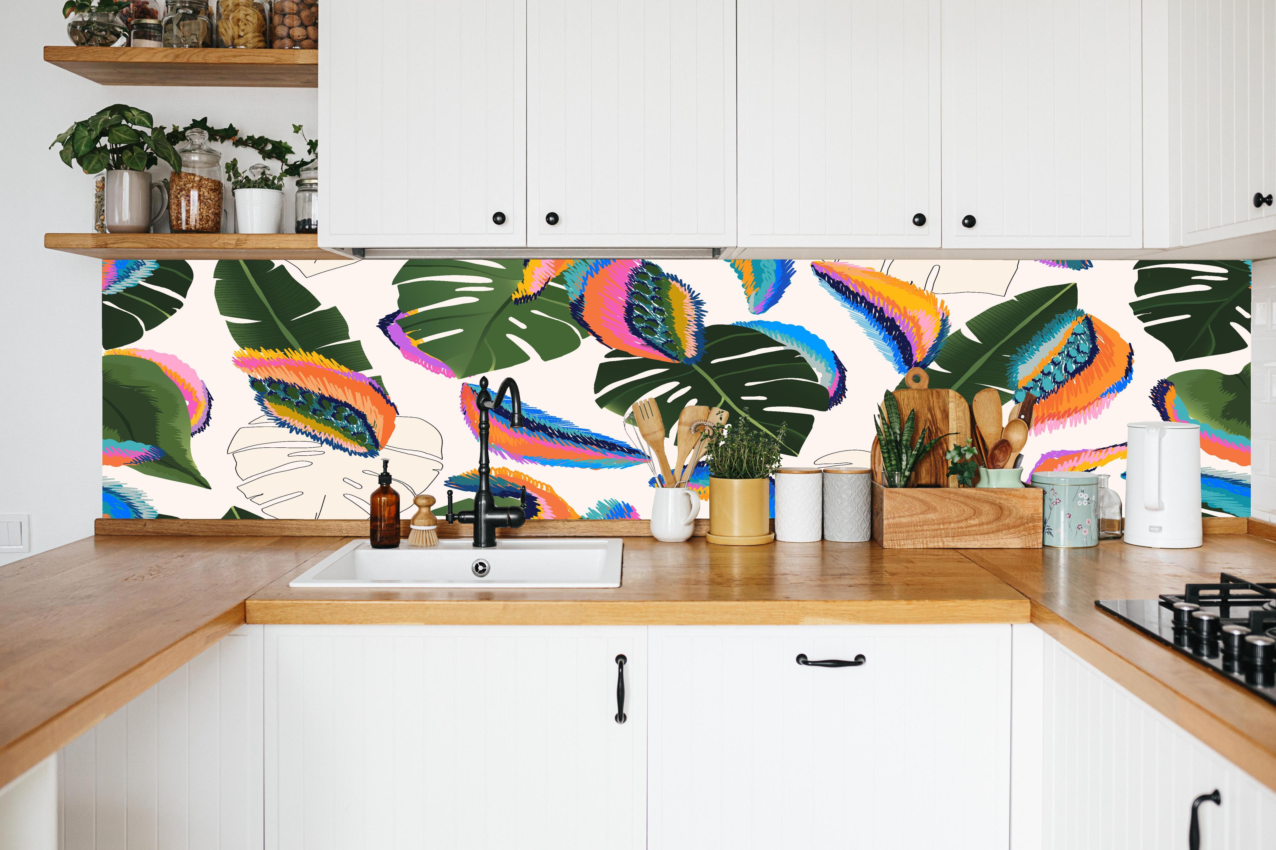Küche - Monstera Tropic Bunte Blätter in weißer Küche hinter Gewürzen und Kochlöffeln aus Holz
