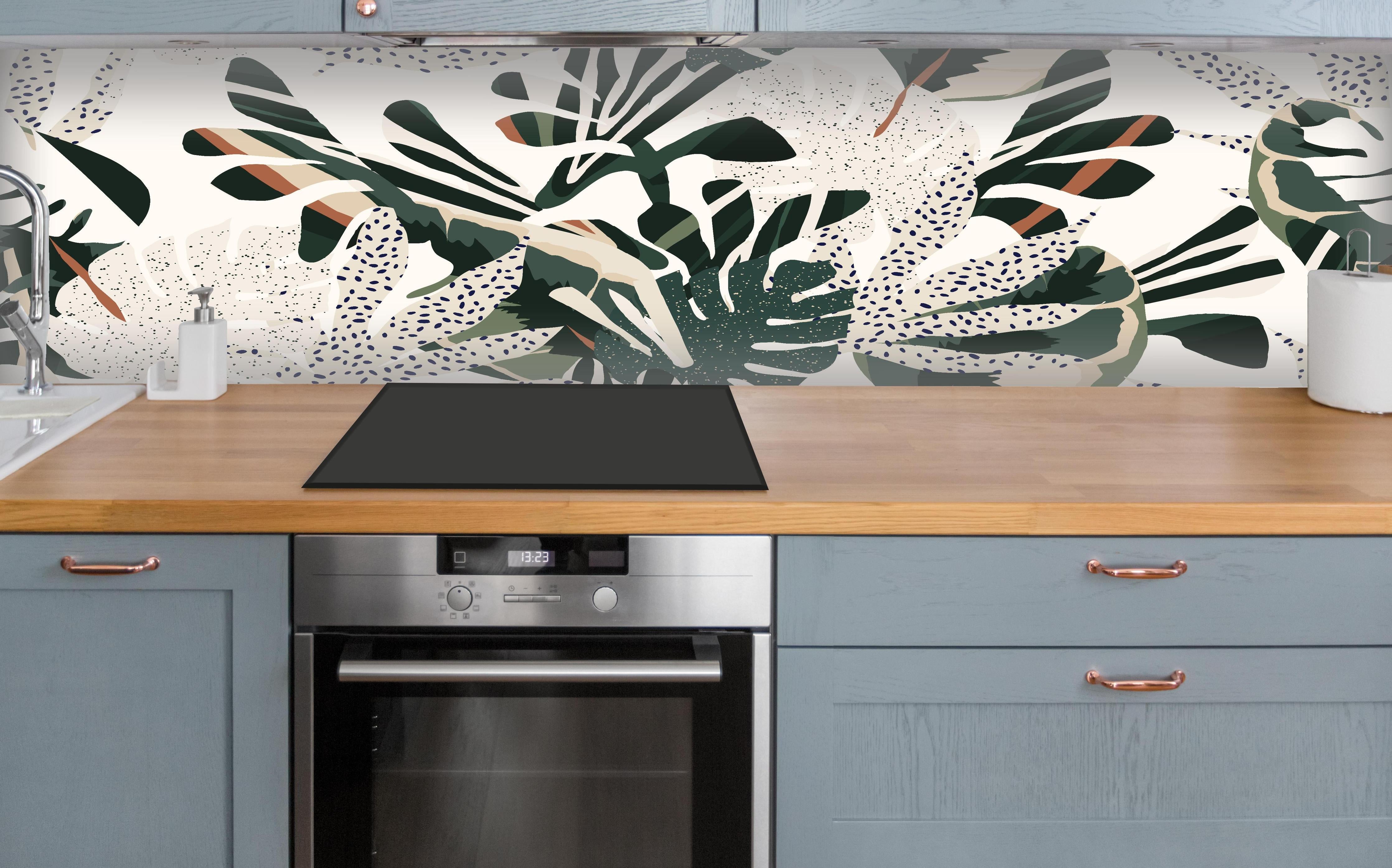 Küche - Monstera Tropic Grün-Beige über polierter Holzarbeitsplatte mit Cerankochfeld