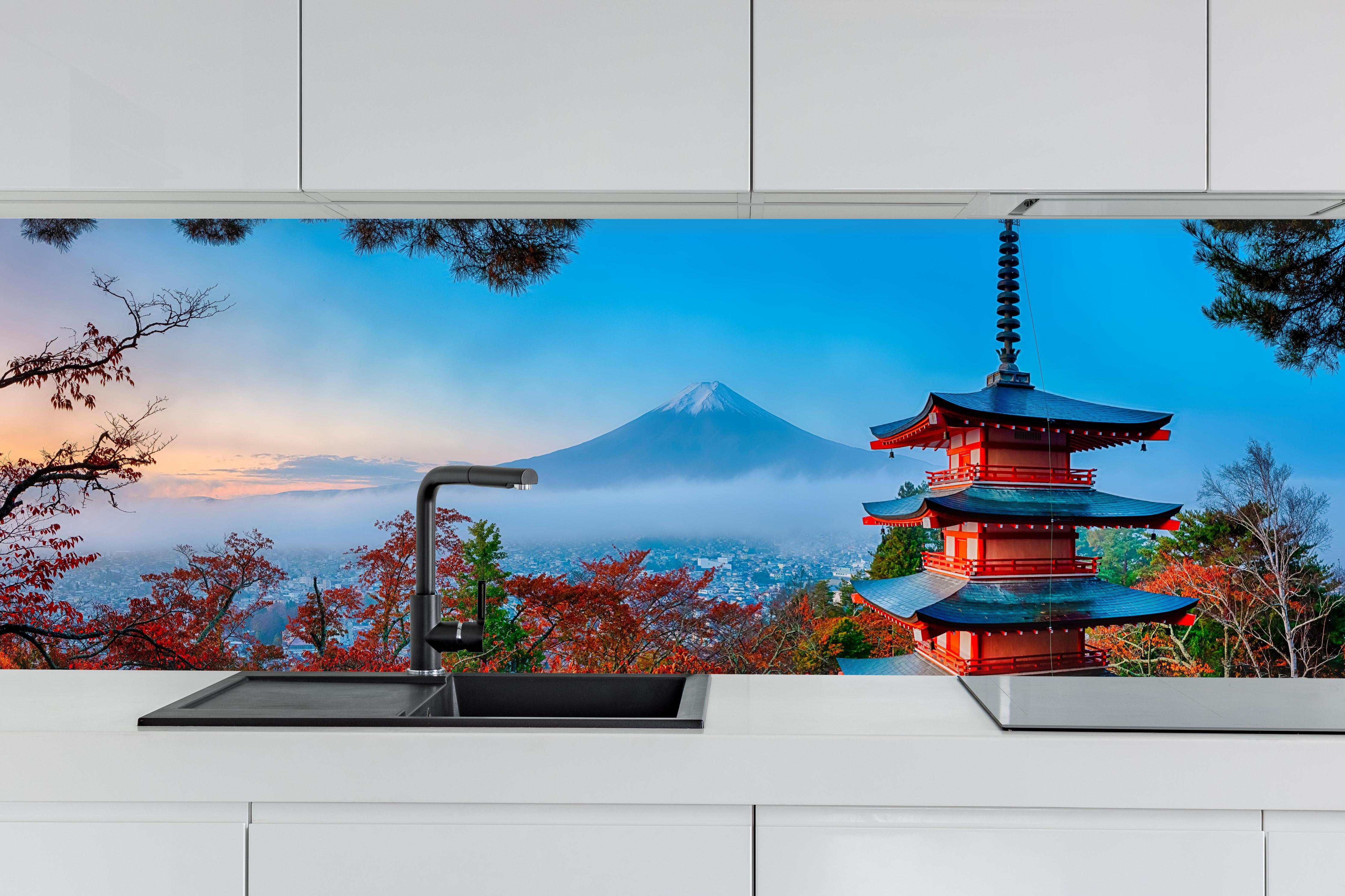 Küche - Mount Fuji mit Pagode im Herbst hinter weißen Hochglanz-Küchenregalen und schwarzem Wasserhahn