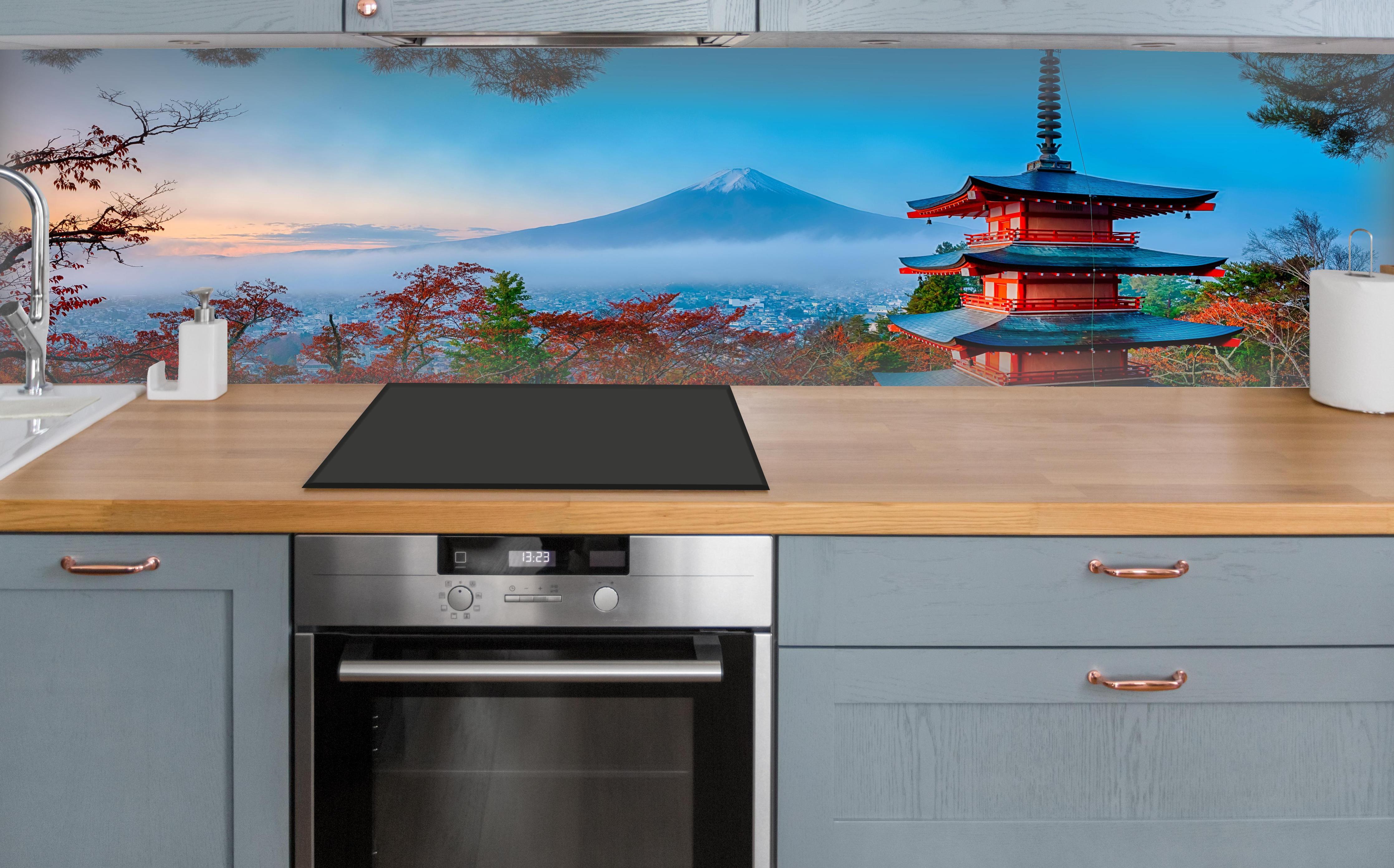 Küche - Mount Fuji mit Pagode im Herbst über polierter Holzarbeitsplatte mit Cerankochfeld