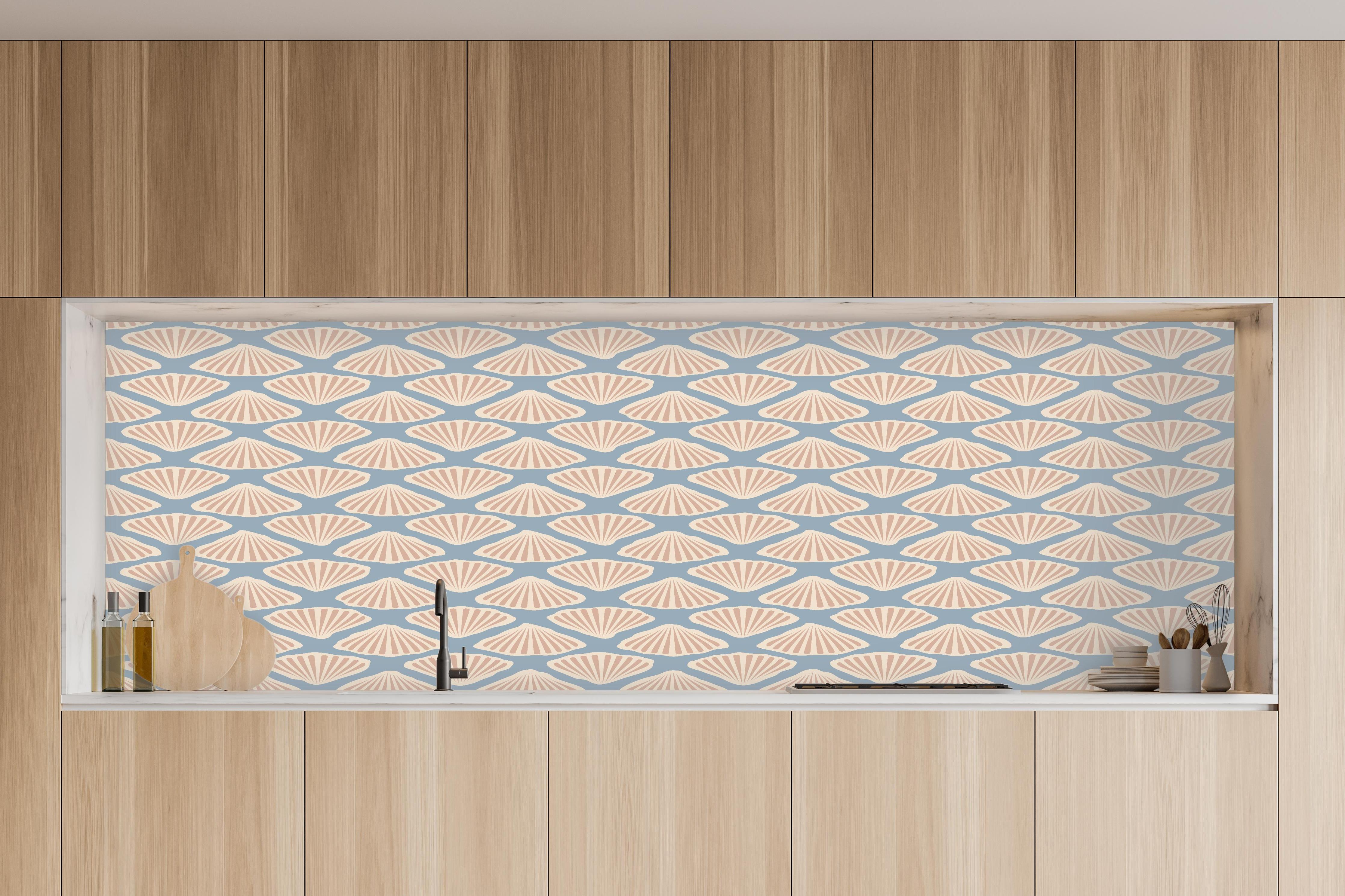 Küche - Muschel-Muster Türkis-Beige Tapete in charakteristischer Vollholz-Küche mit modernem Gasherd