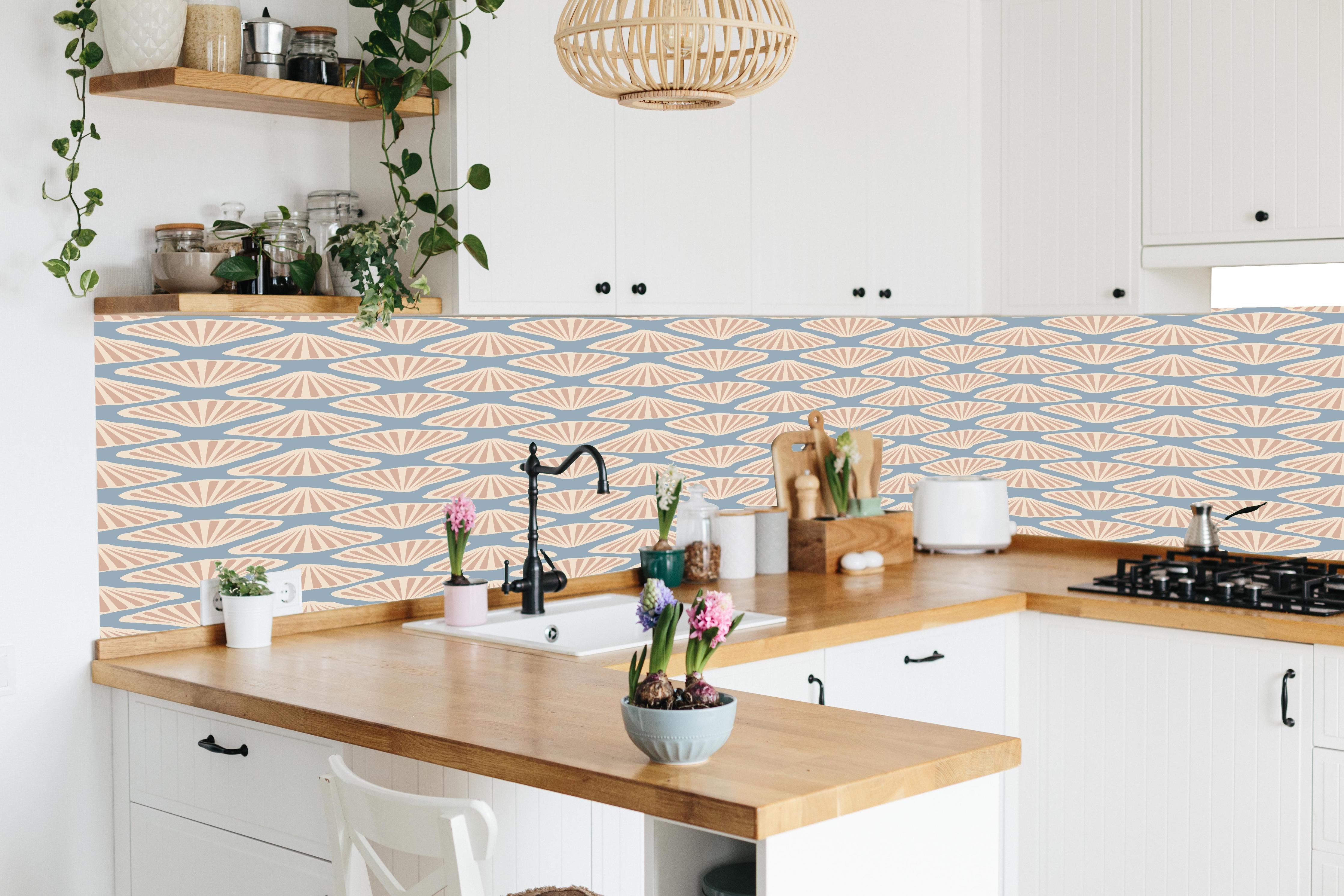 Küche - Muschel-Muster Türkis-Beige Tapete in lebendiger Küche mit bunten Blumen