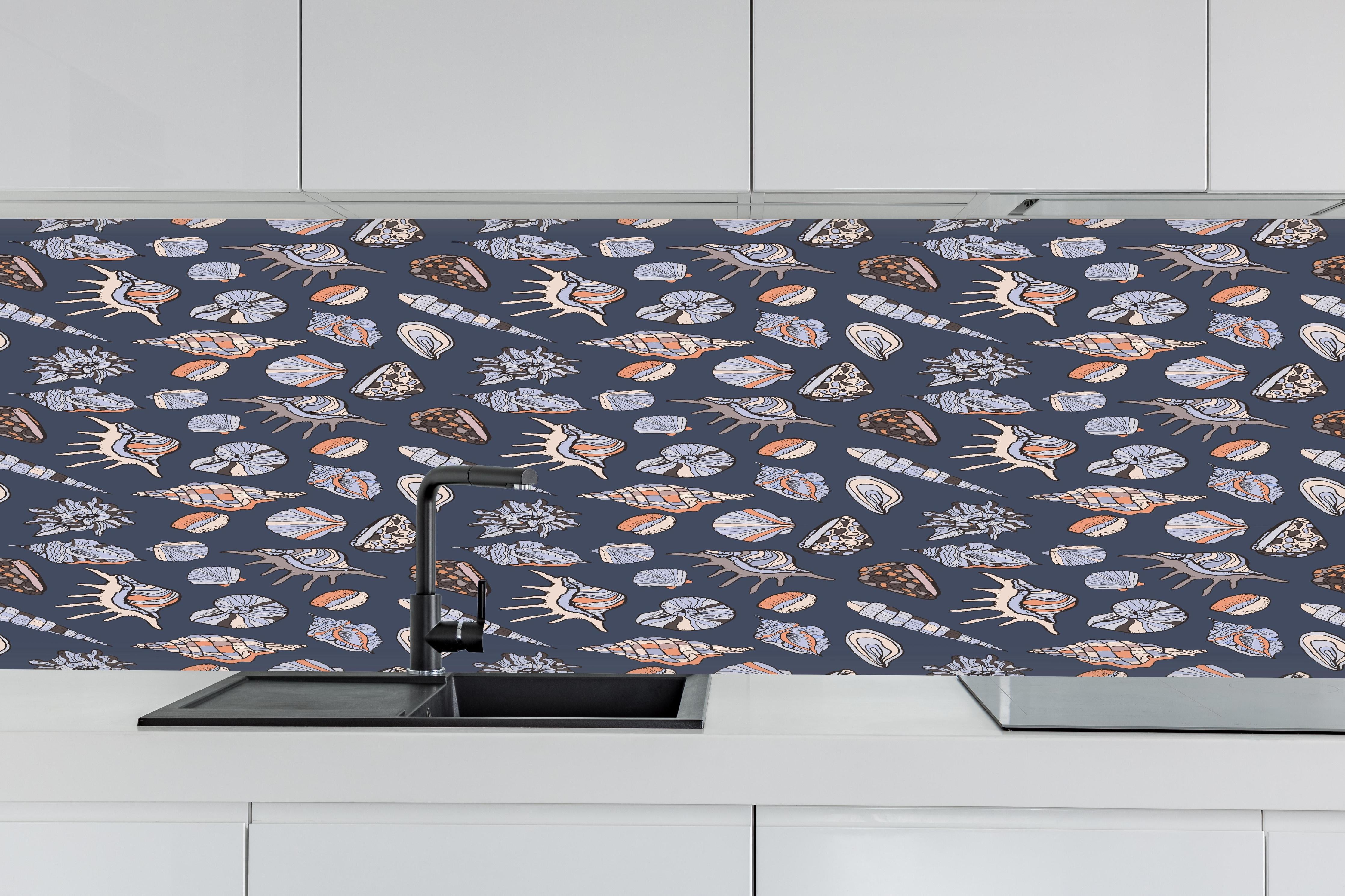 Küche - Muschelmuster Navy Beige Orange hinter weißen Hochglanz-Küchenregalen und schwarzem Wasserhahn