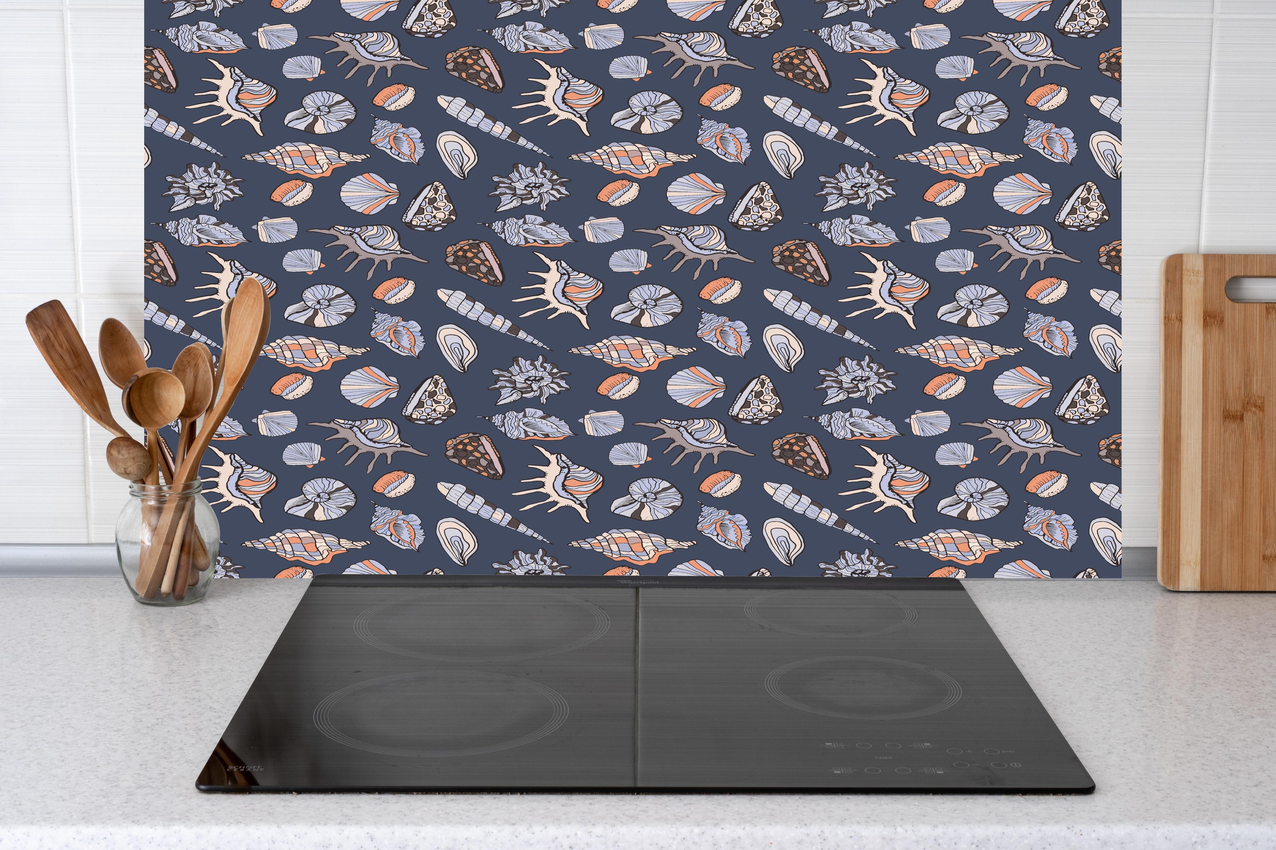 Küche - Muschelmuster Navy Beige Orange hinter Cerankochfeld und Holz-Kochutensilien