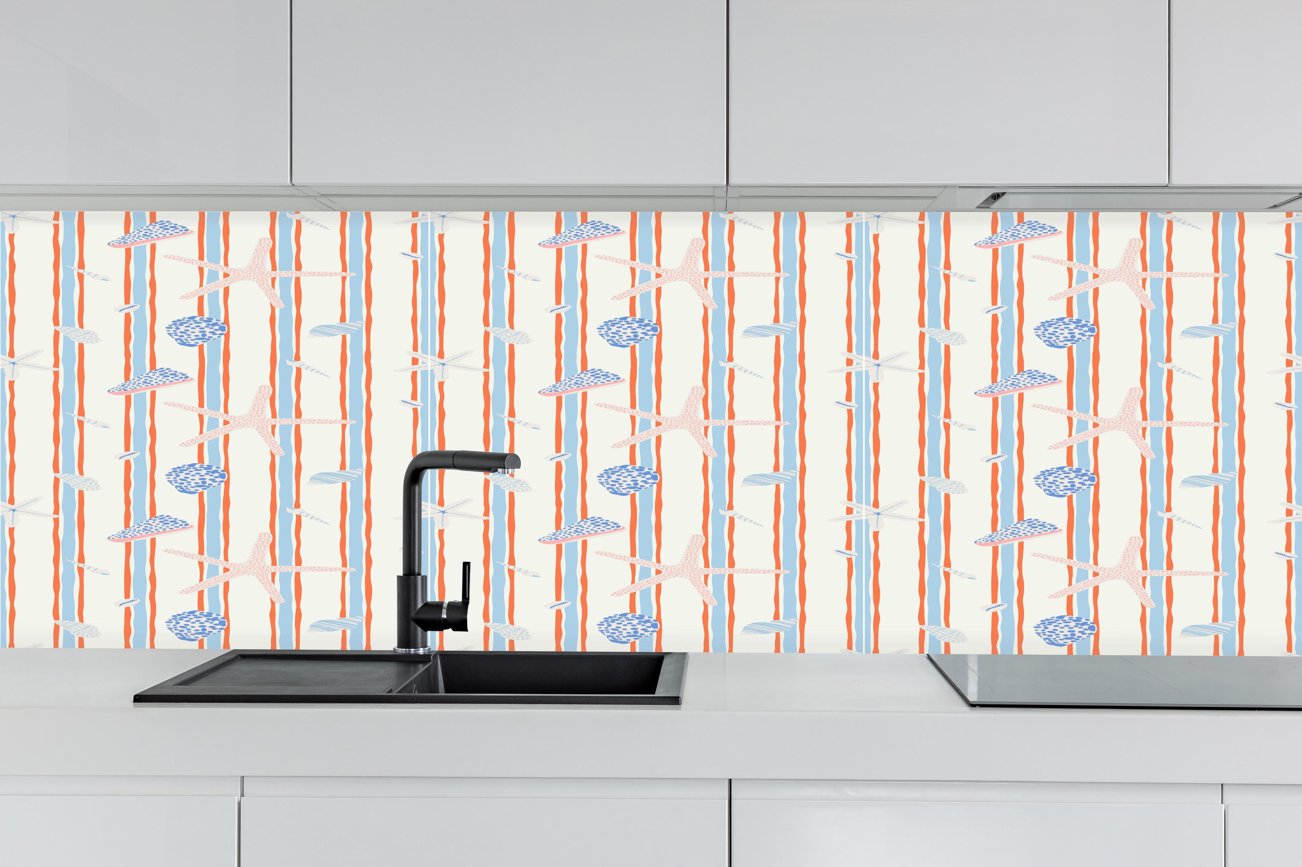 Küche - Muschelstreifen Strandtapete Blau-Orange hinter weißen Hochglanz-Küchenregalen und schwarzem Wasserhahn
