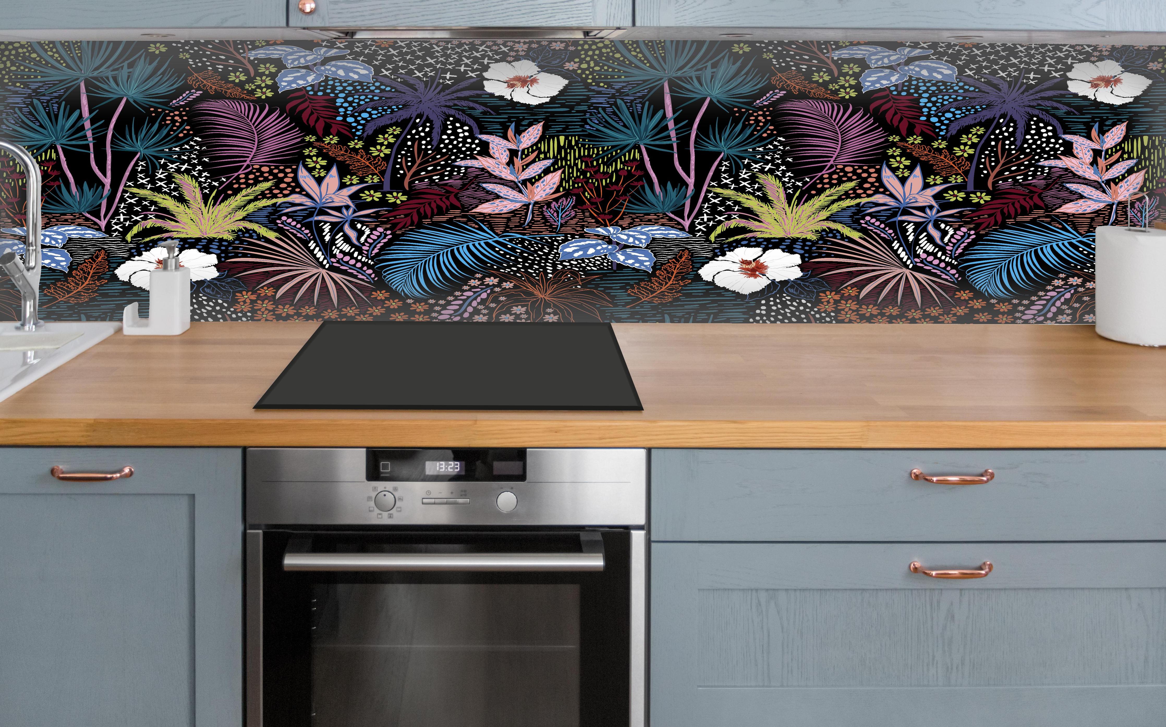 Küche - Mystic Tropic Pflanzenmuster über polierter Holzarbeitsplatte mit Cerankochfeld