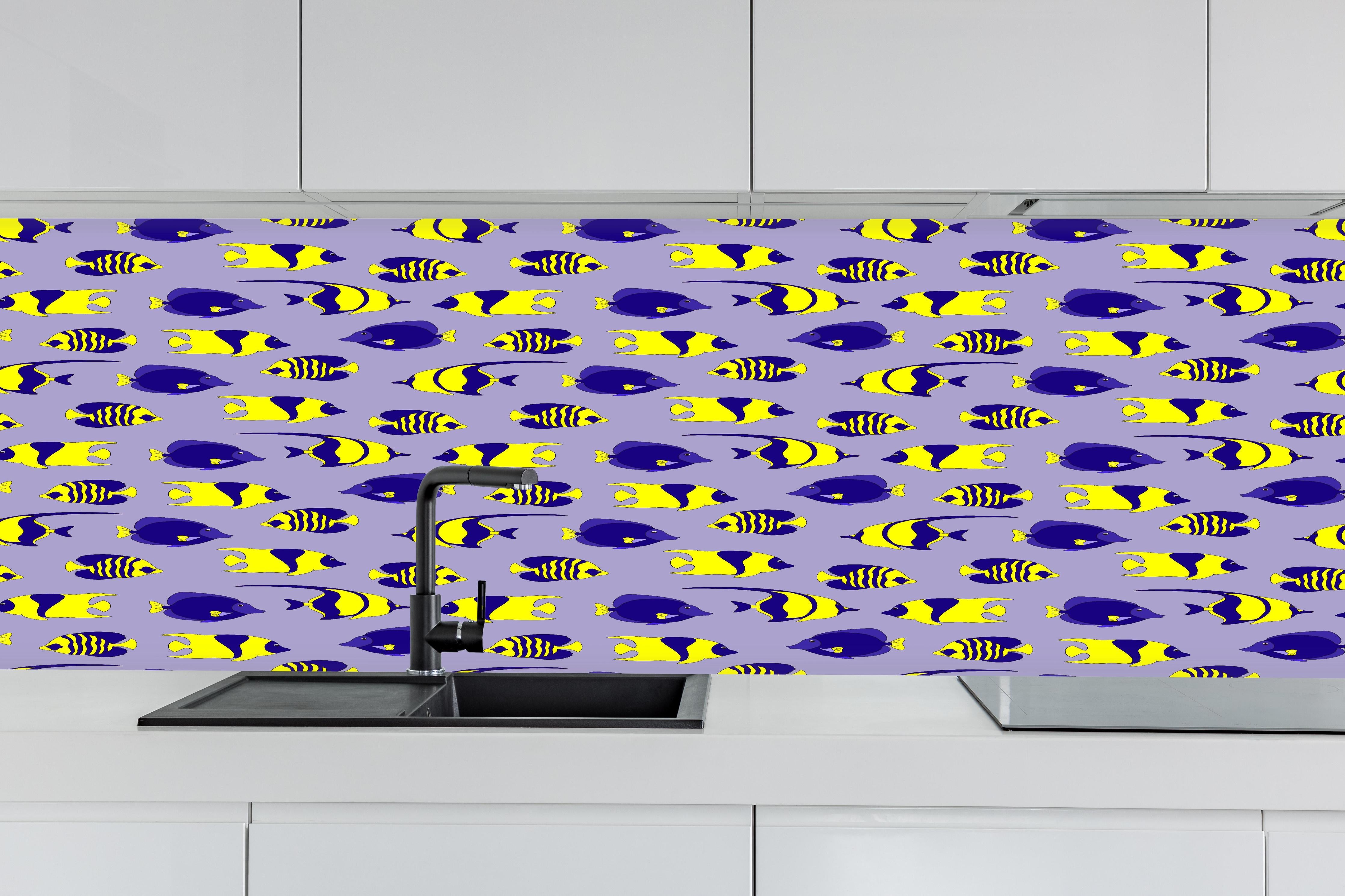 Küche - Neon-Fische Gelb-Blau Muster hinter weißen Hochglanz-Küchenregalen und schwarzem Wasserhahn