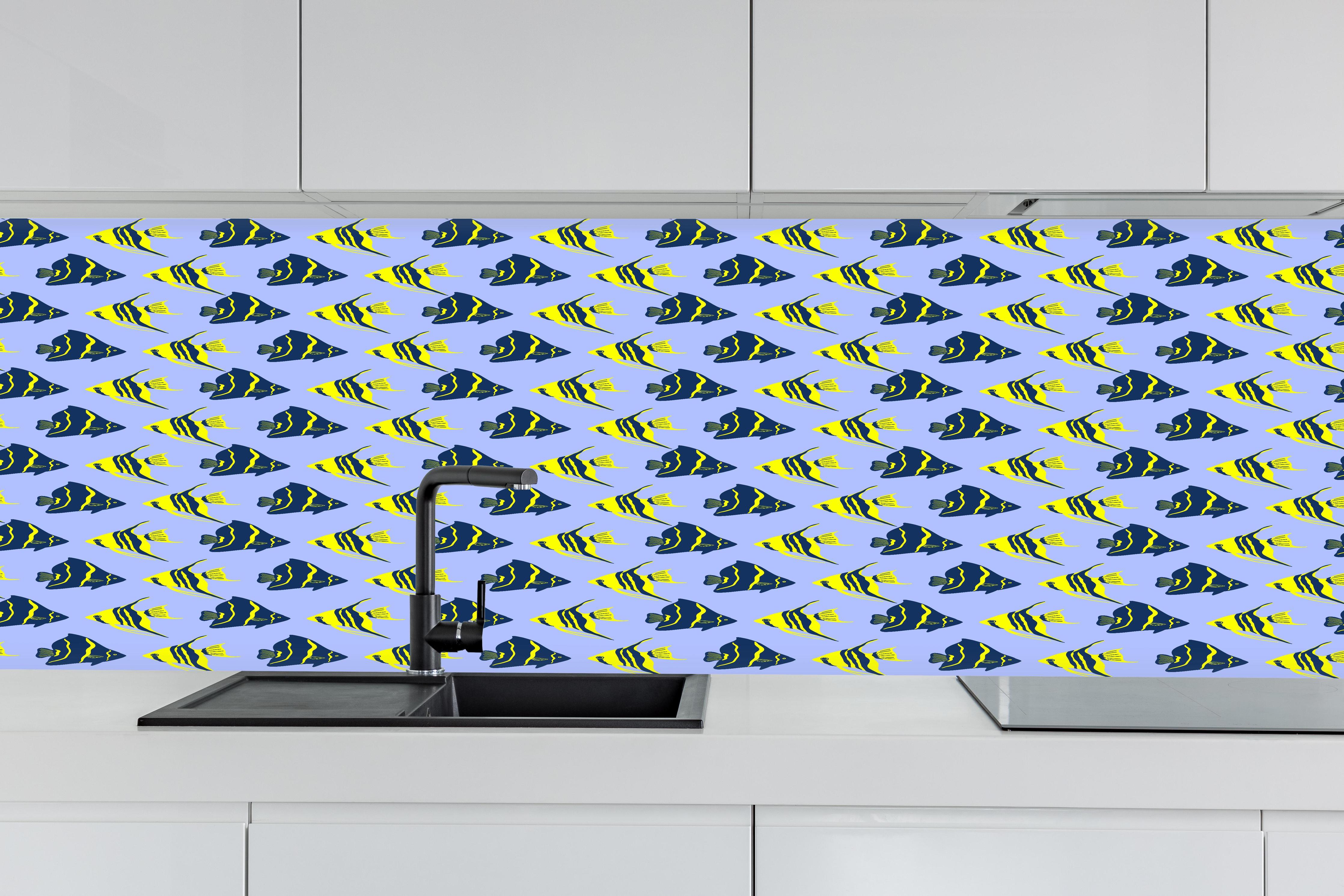 Küche - Neon-Fischmuster Blau Gelb hinter weißen Hochglanz-Küchenregalen und schwarzem Wasserhahn