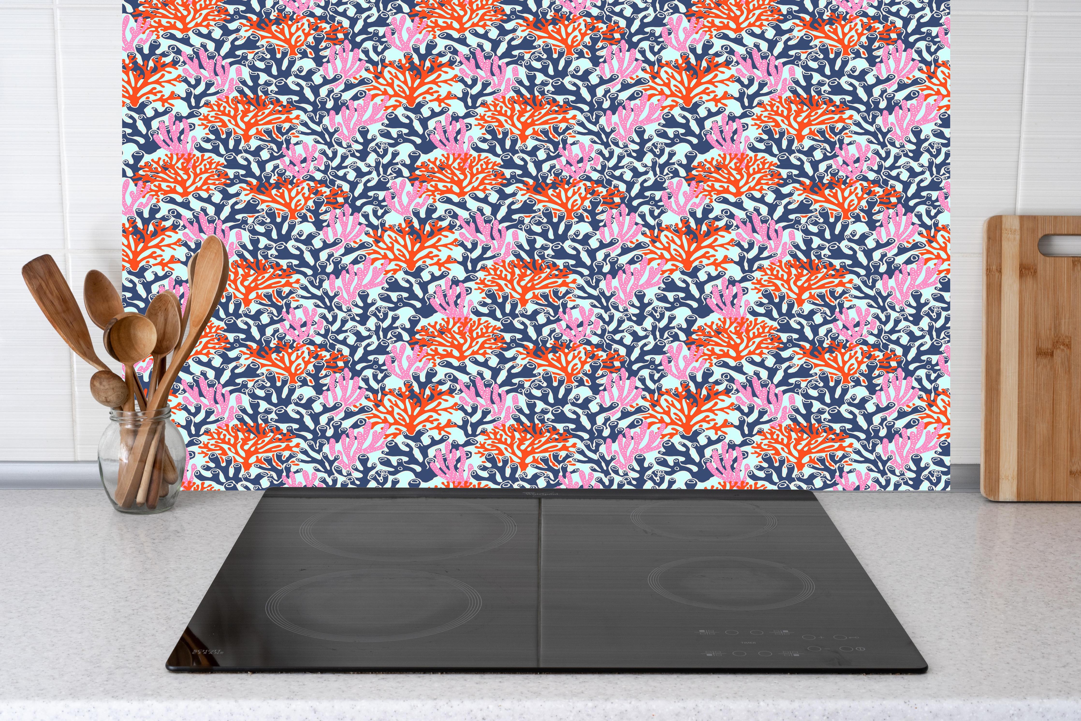 Küche - Neon-Korallen Blau Orange Pink hinter Cerankochfeld und Holz-Kochutensilien