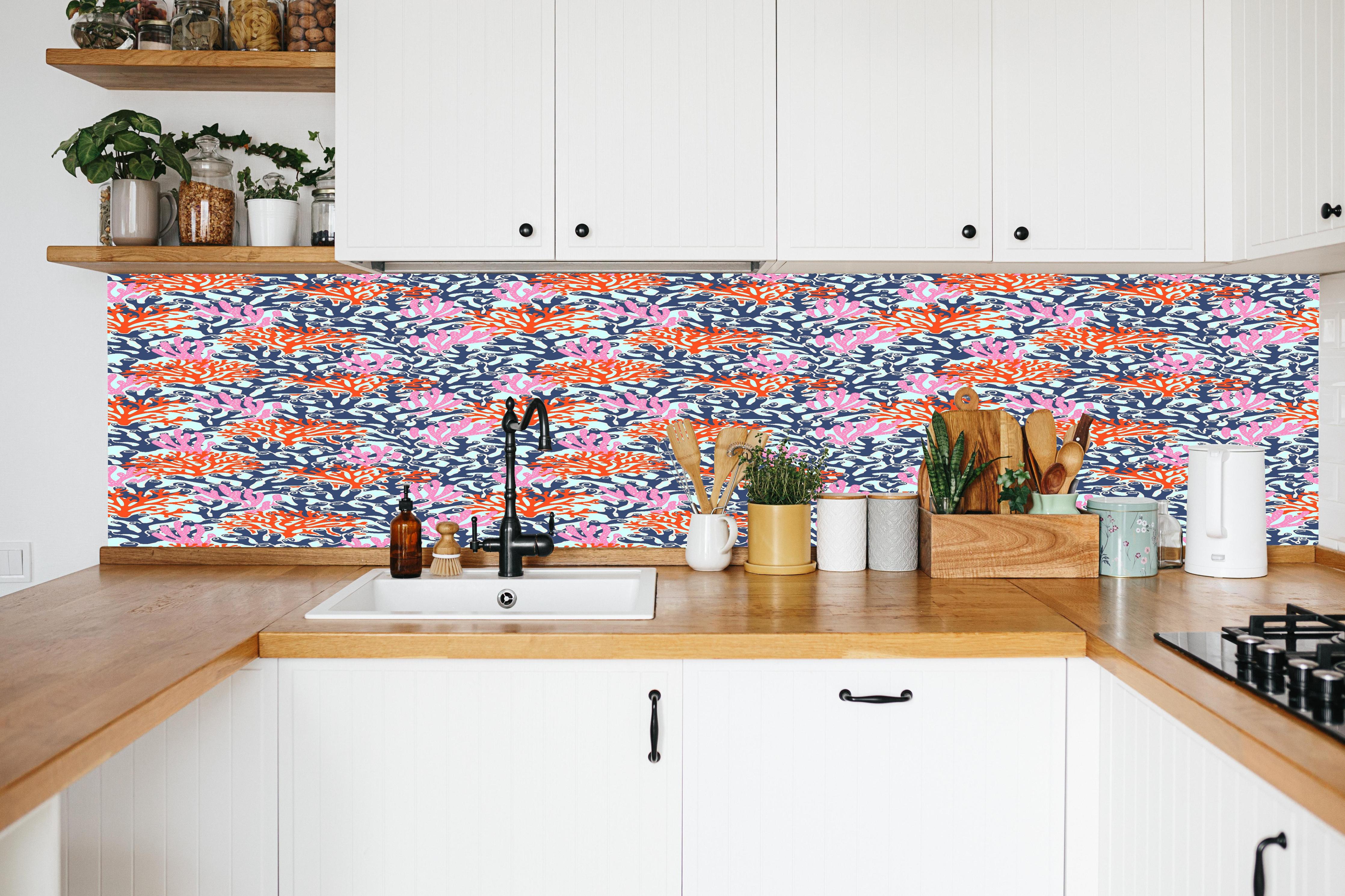 Küche - Neon-Korallen Blau Orange Pink in weißer Küche hinter Gewürzen und Kochlöffeln aus Holz